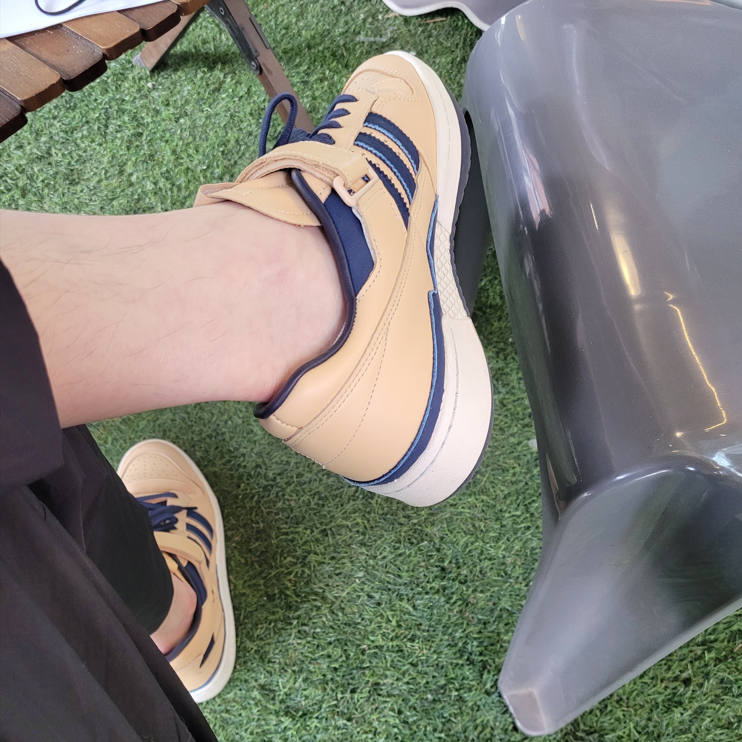Adidas Forum 84 Low Beige 착용 스타일 - 2