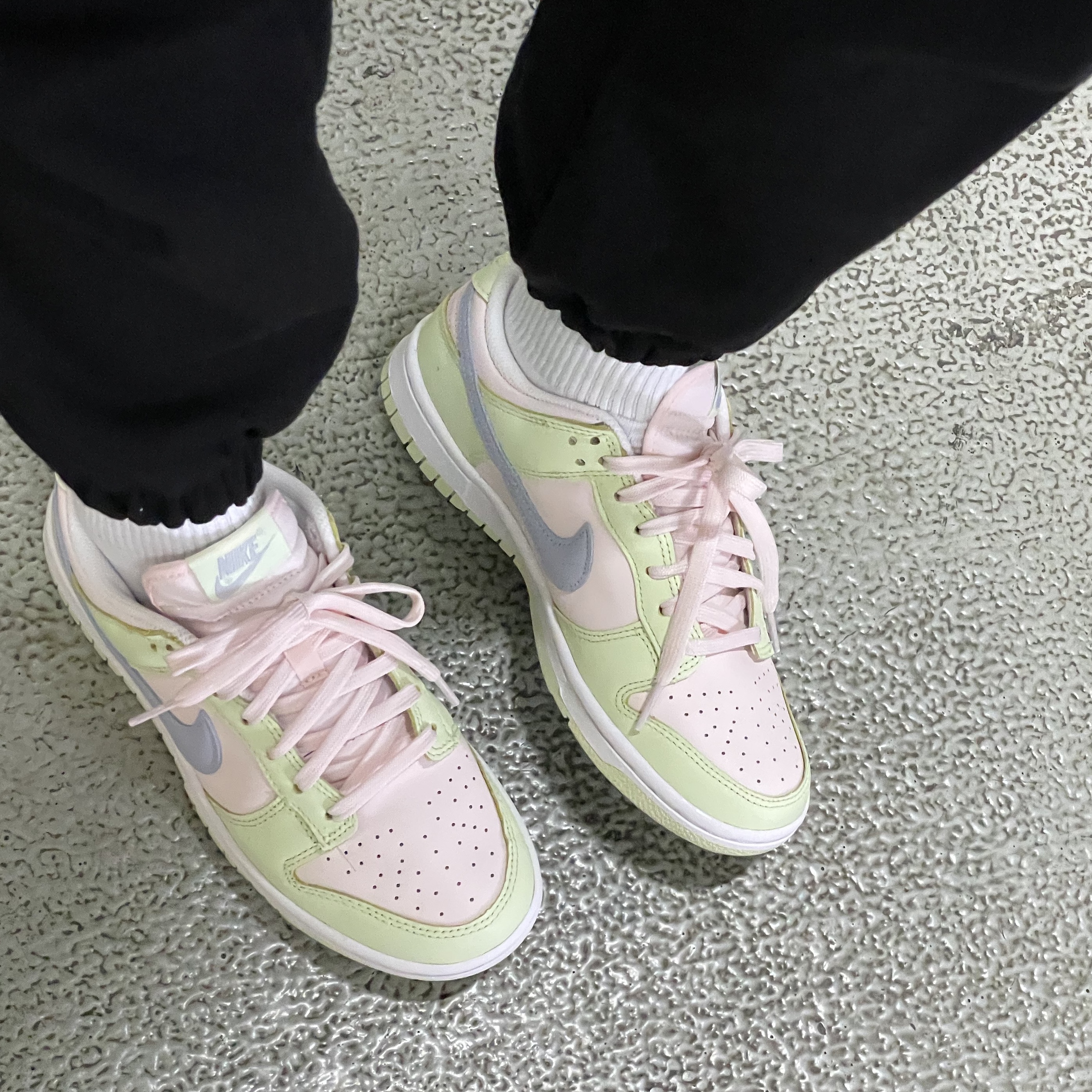 (W) Nike Dunk Low Light Soft Pink 착용 스타일 - 1
