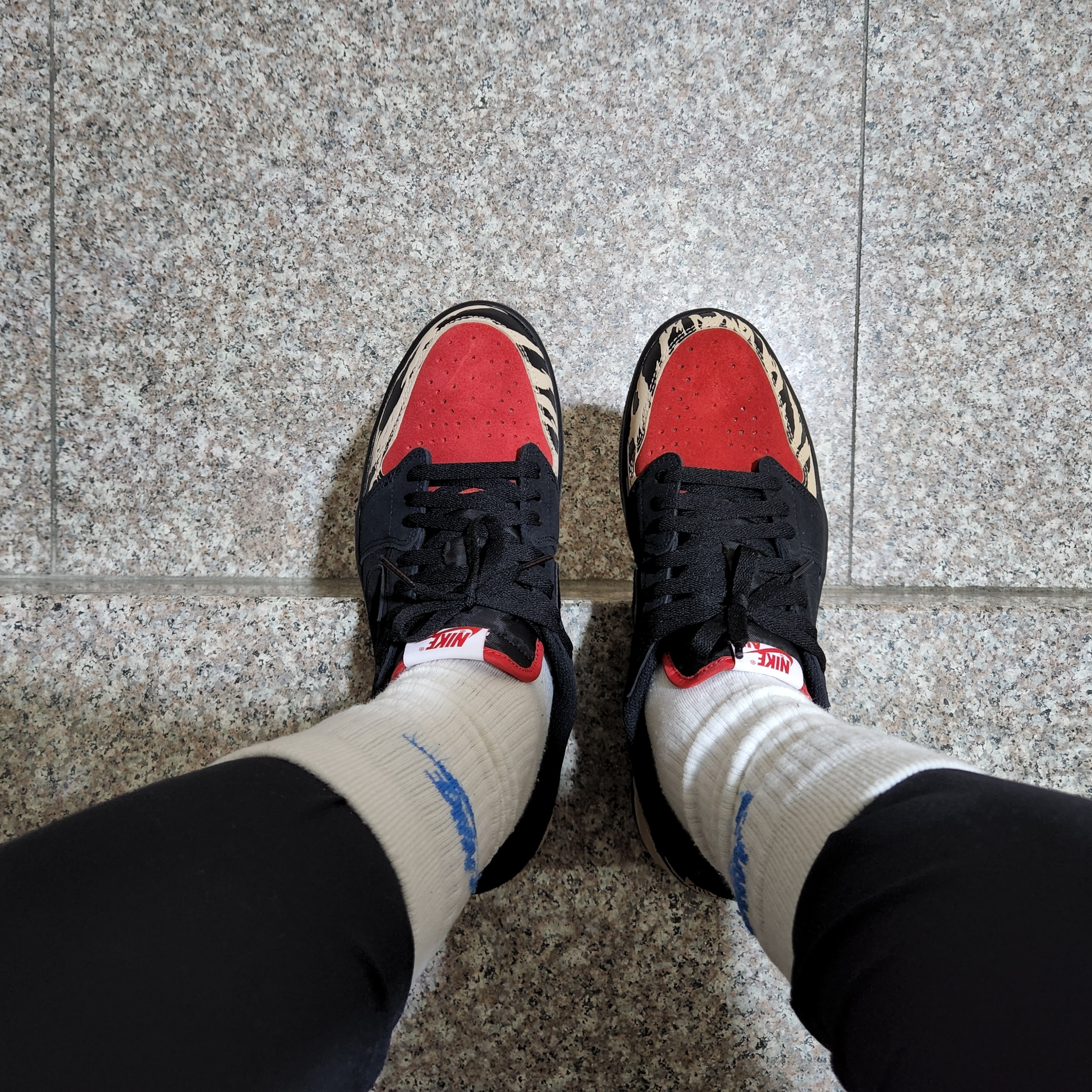 Jordan 1 x SoleFly Retro Low OG SP Black and Sport Red 착용 스타일 - 1