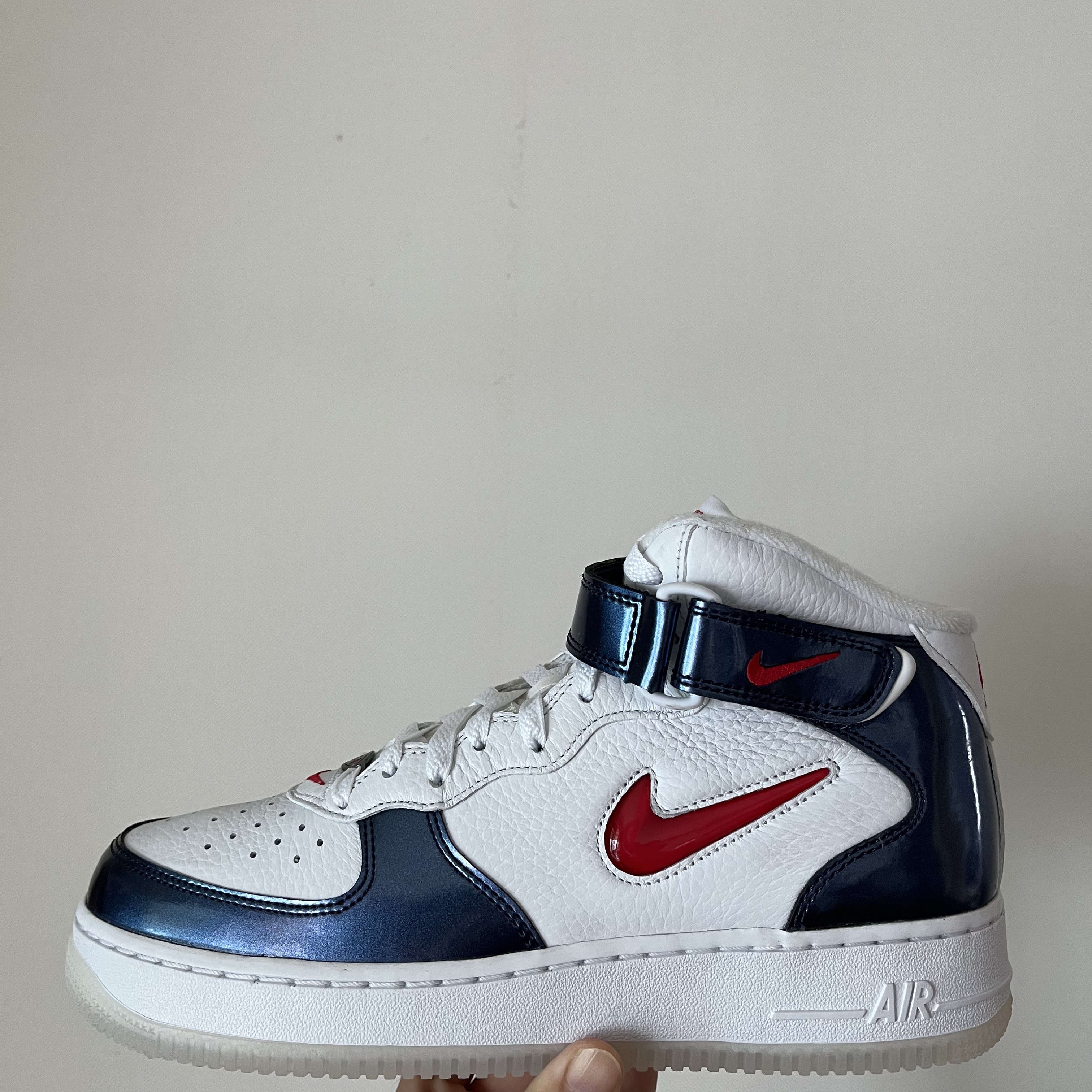Nike Air Force 1 Mid QS University Red and Midnight Navy 착용 스타일 - 1