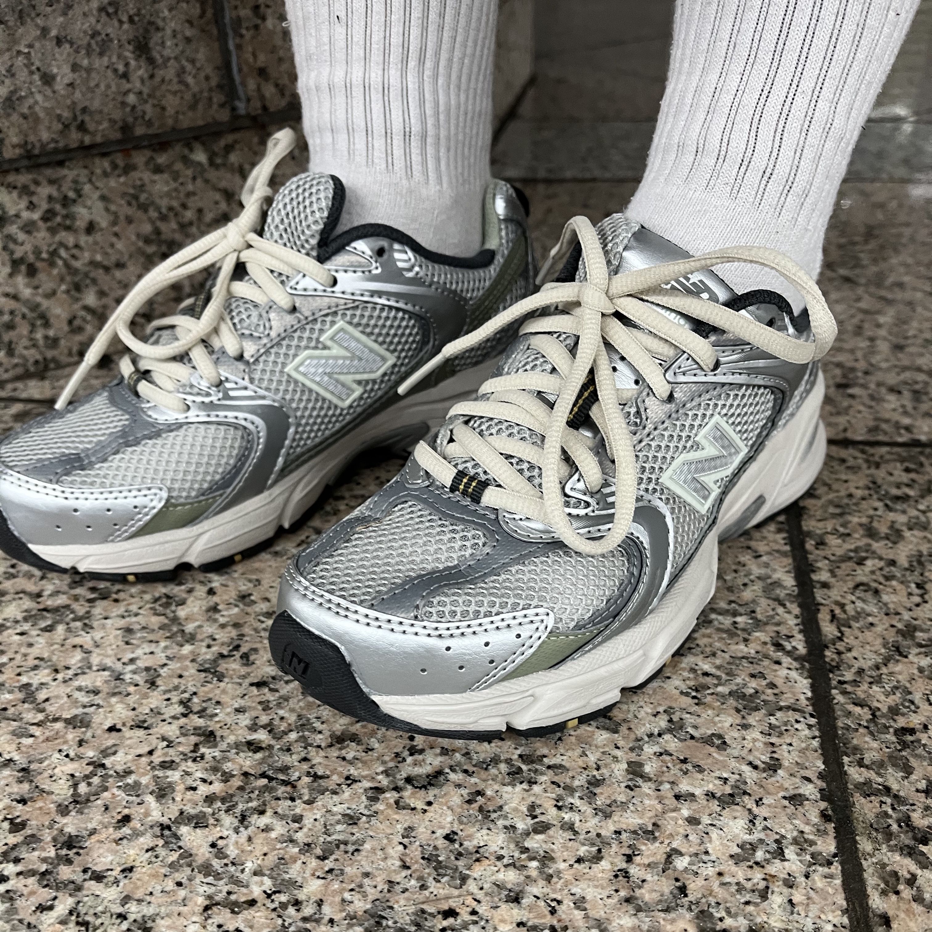 New Balance 530 Earth 착용 스타일
