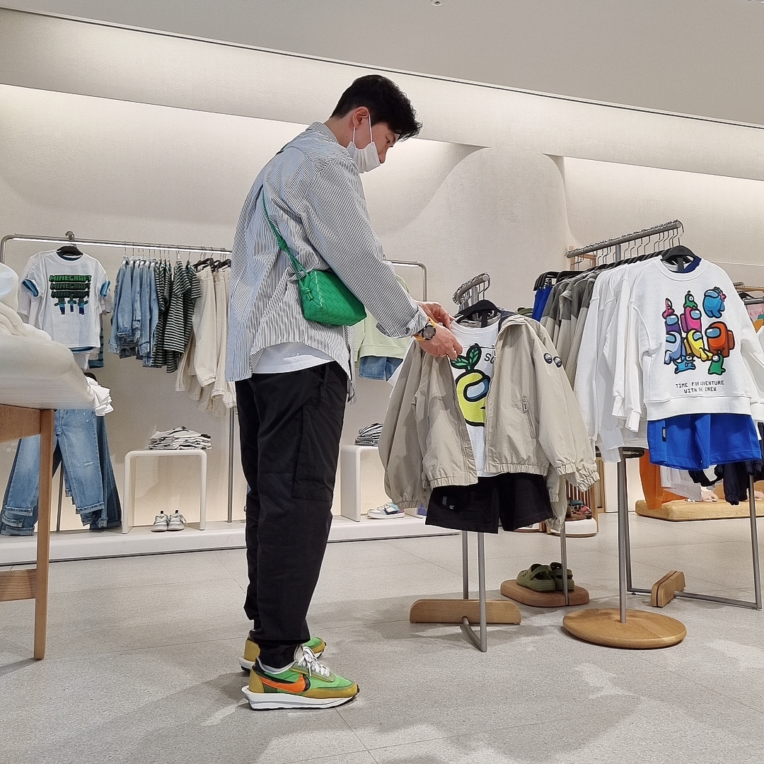 Nike x Sacai LDWaffle Green Multi, Bottega Veneta Mini Leather Loop Bag Parakeet 착용 스타일 - 1