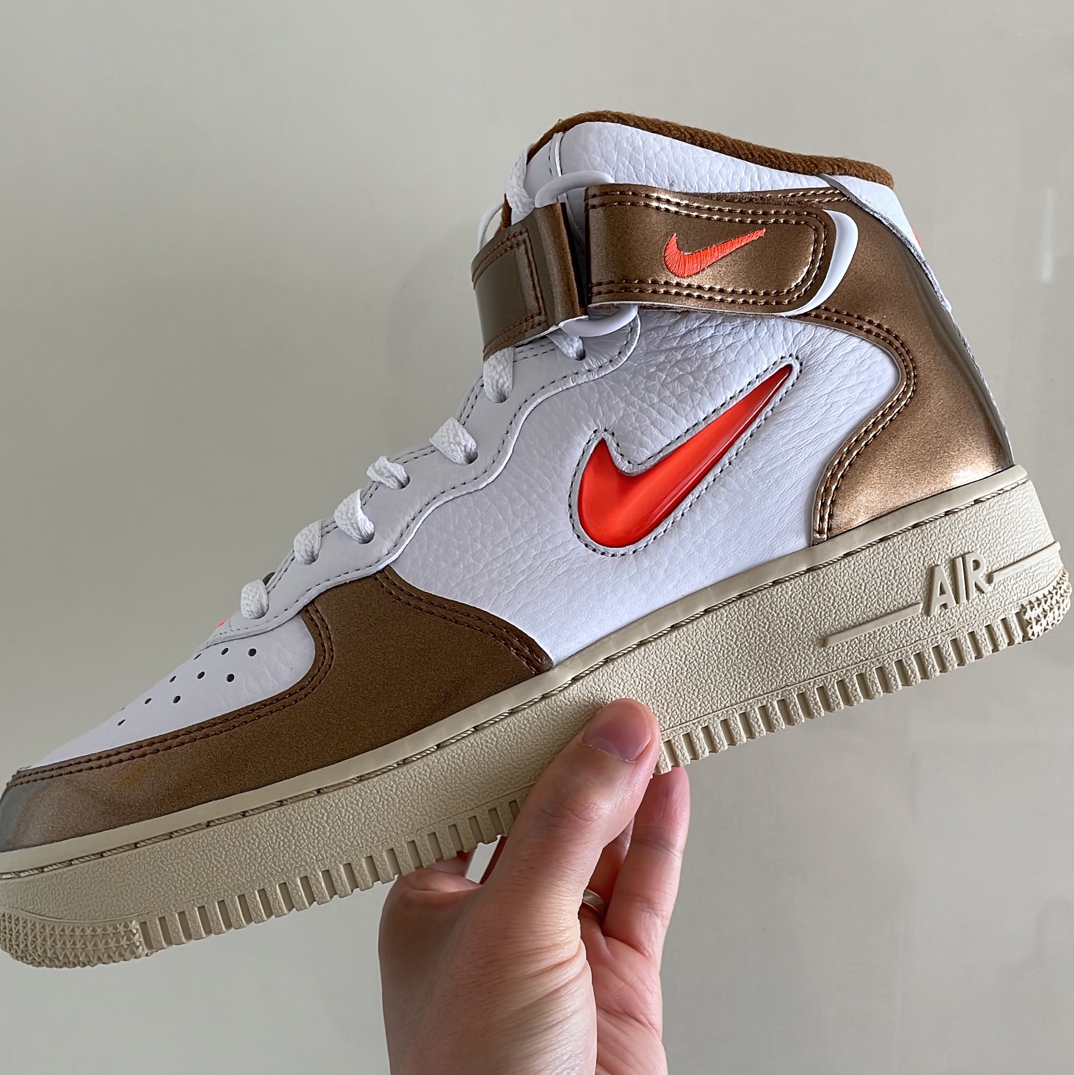 Nike Air Force 1 Mid QS Ale Brown 착용 스타일 - 1