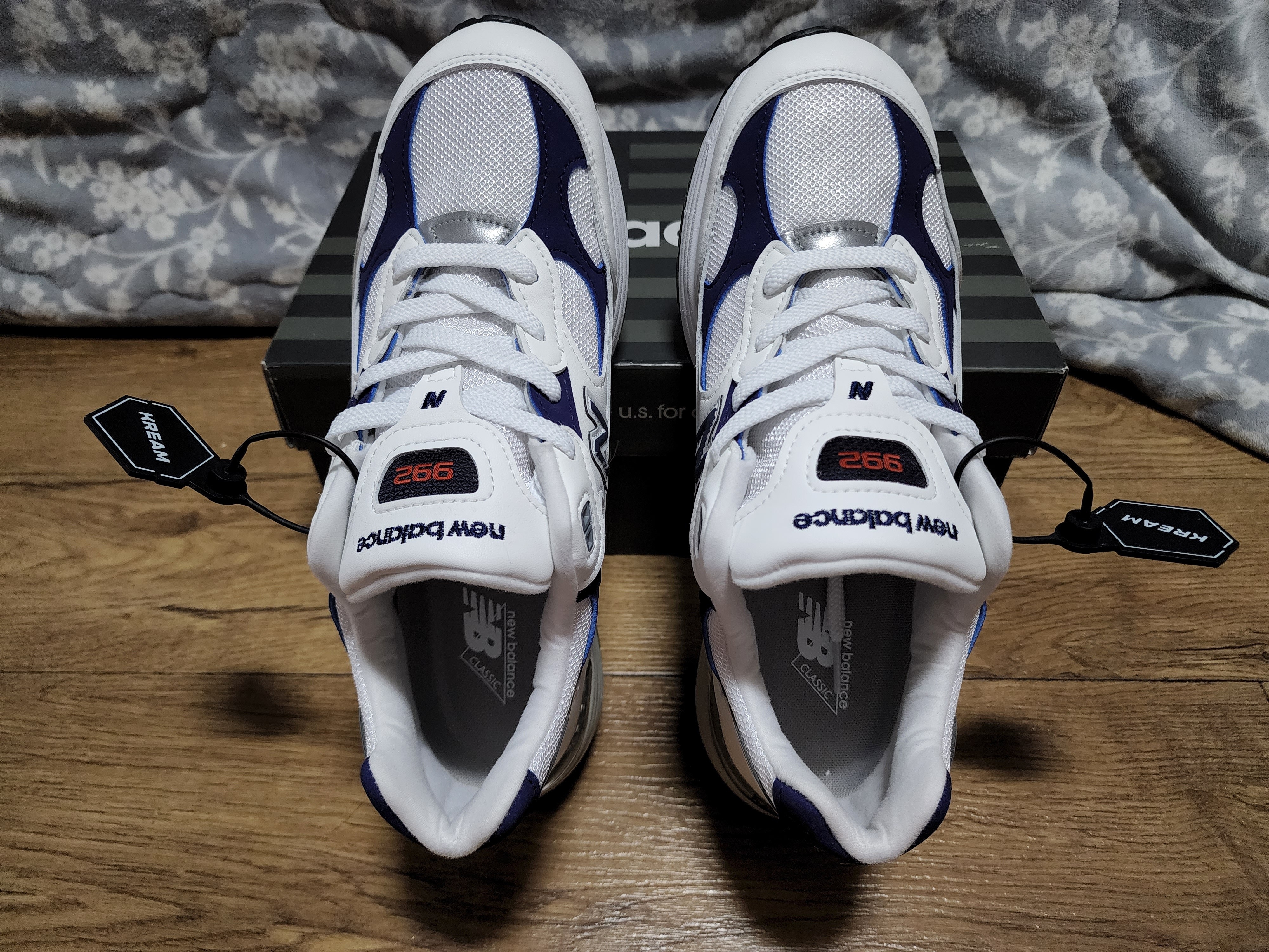 New Balance 992 Made in USA White Navy 착용 스타일 - 1