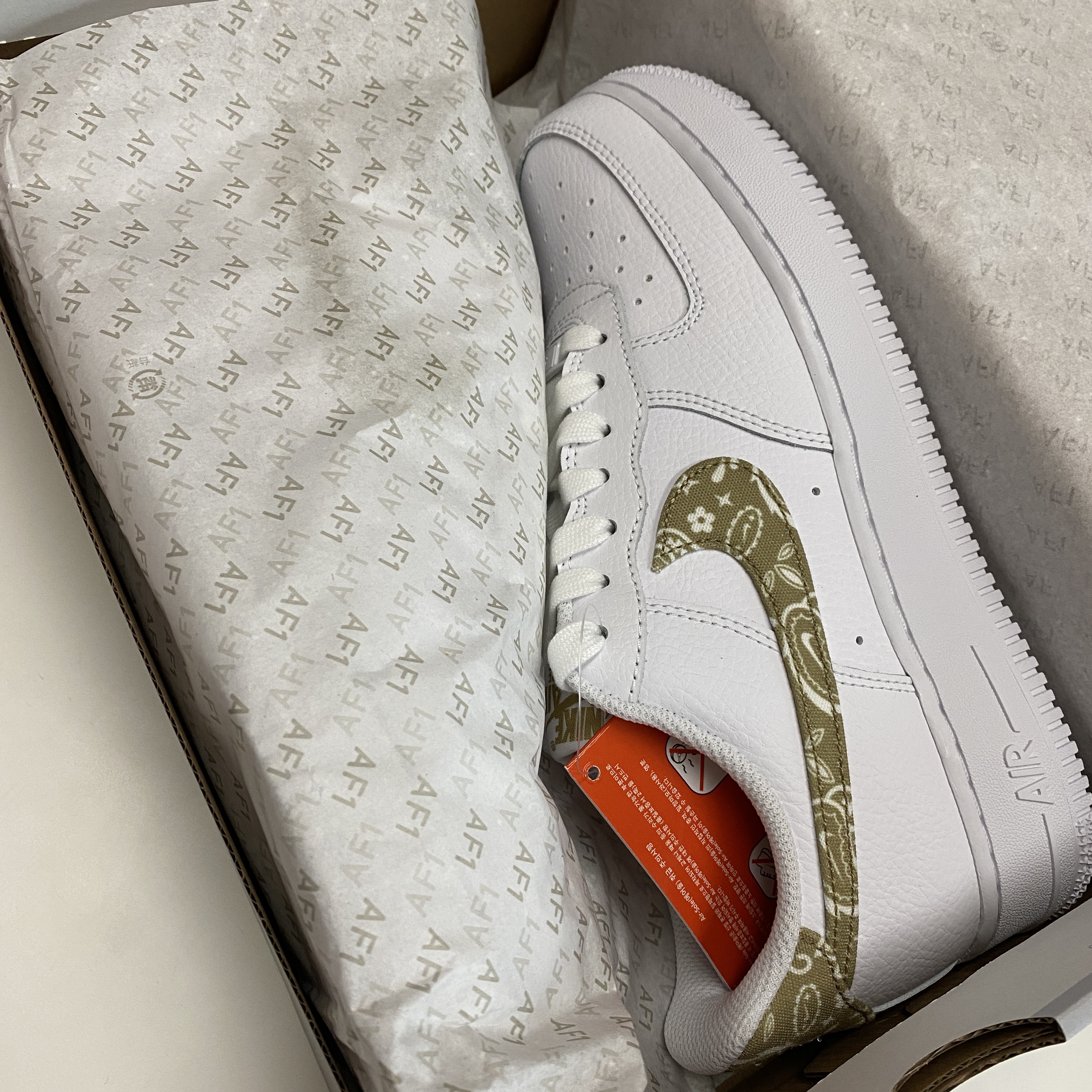 (W) Nike Air Force 1 '07 Essential White Barely 착용 스타일