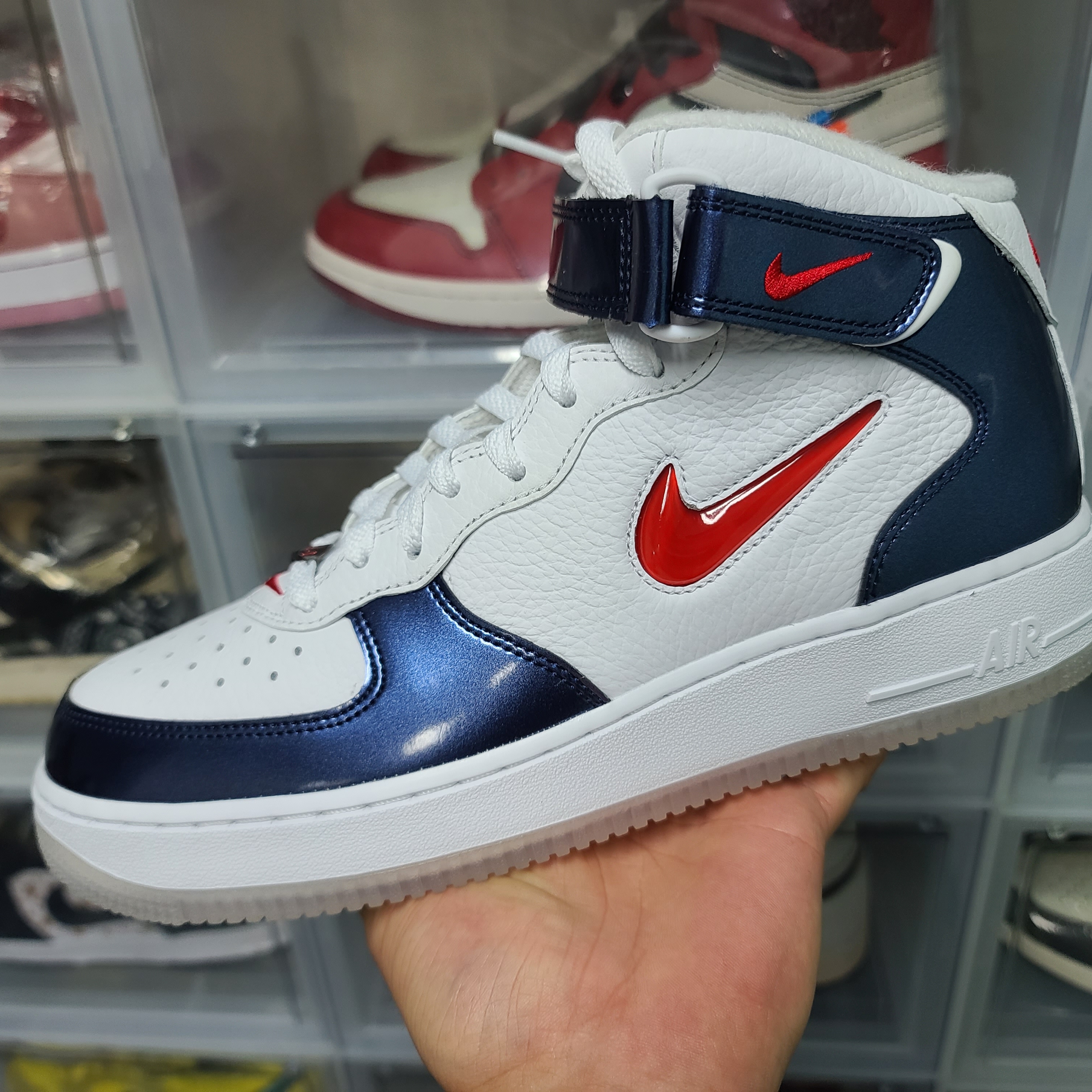 Nike Air Force 1 Mid QS University Red and Midnight Navy, Jordan 1 x Off-White Retro High Chicago The Ten 착용 스타일