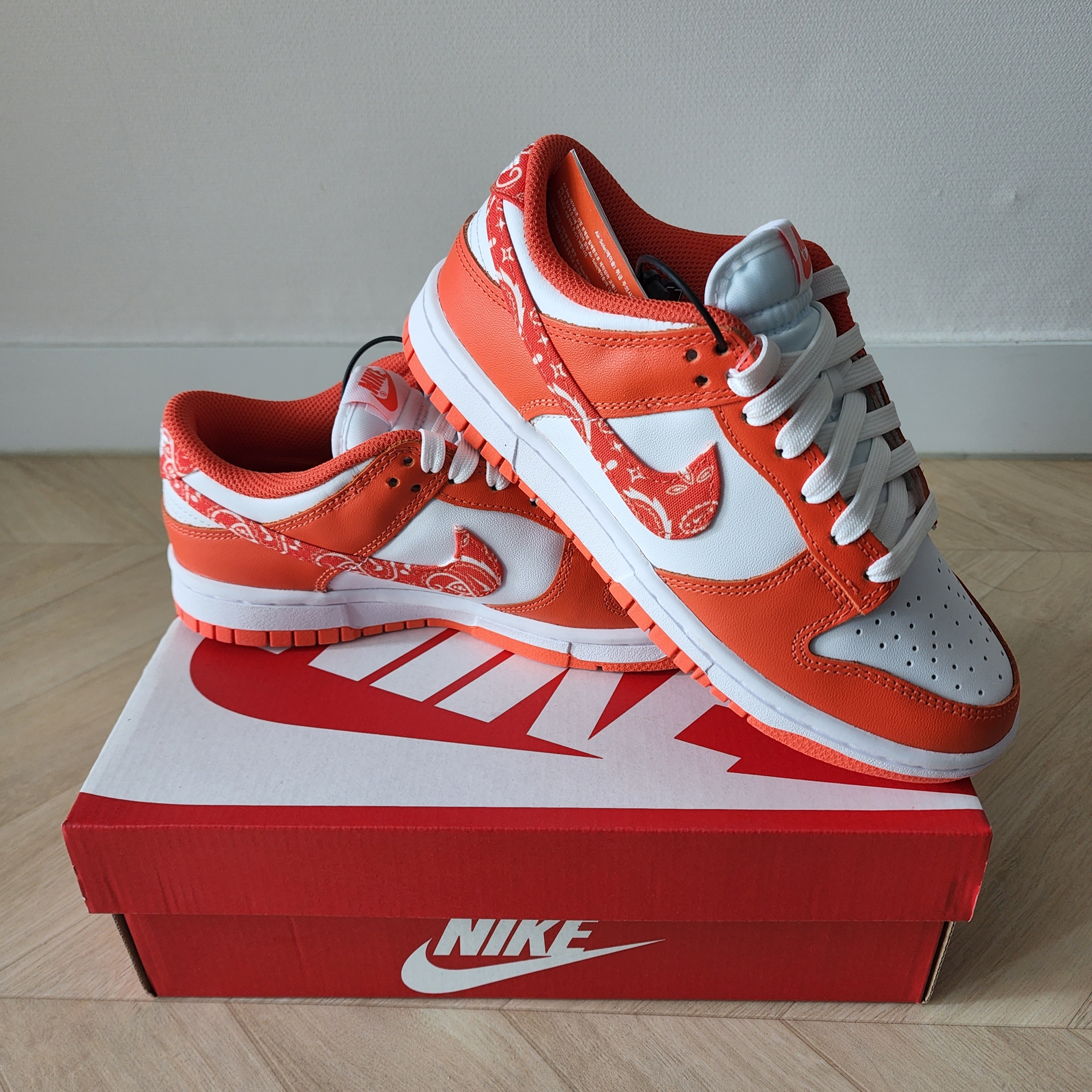 (W) Nike Dunk Low Essential Orange Paisley 착용 스타일