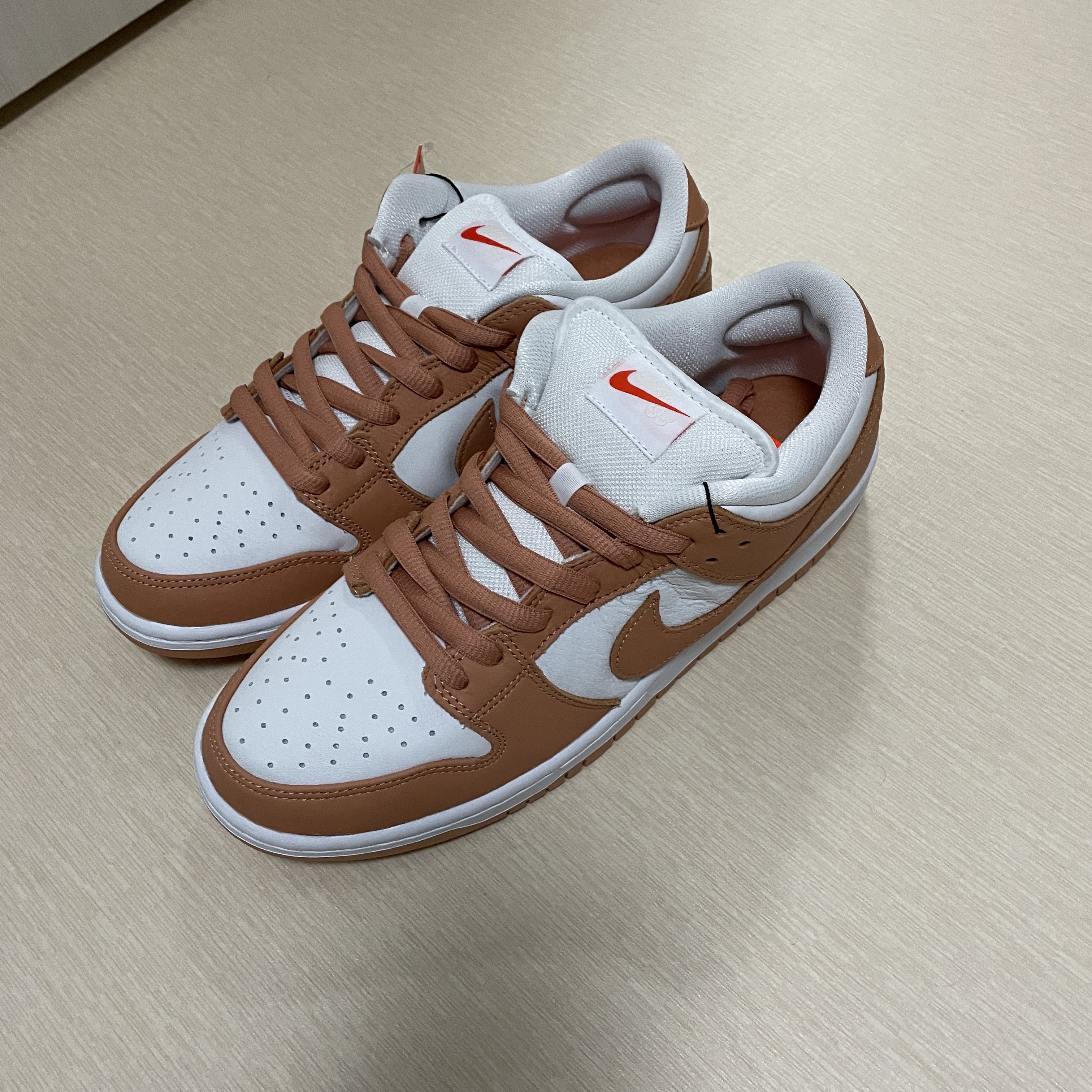 Nike SB Dunk Low Pro Light Cognac 착용 스타일 - 3