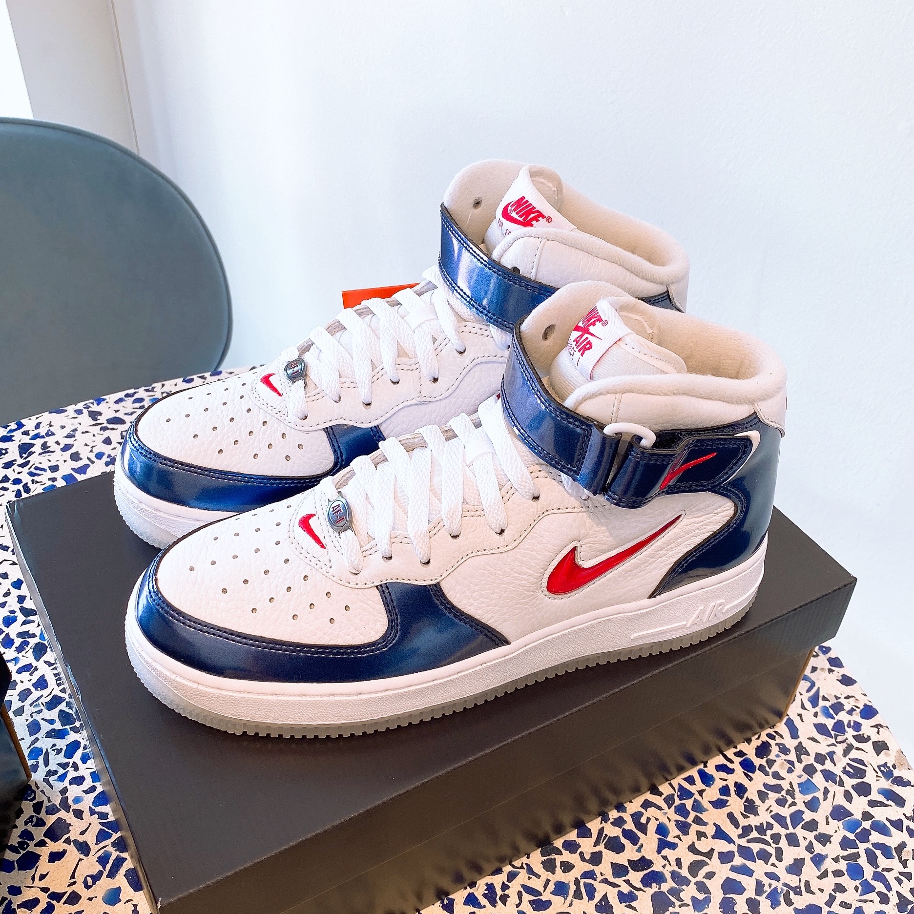 Nike Air Force 1 Mid QS University Red and Midnight Navy 착용 스타일 - 3