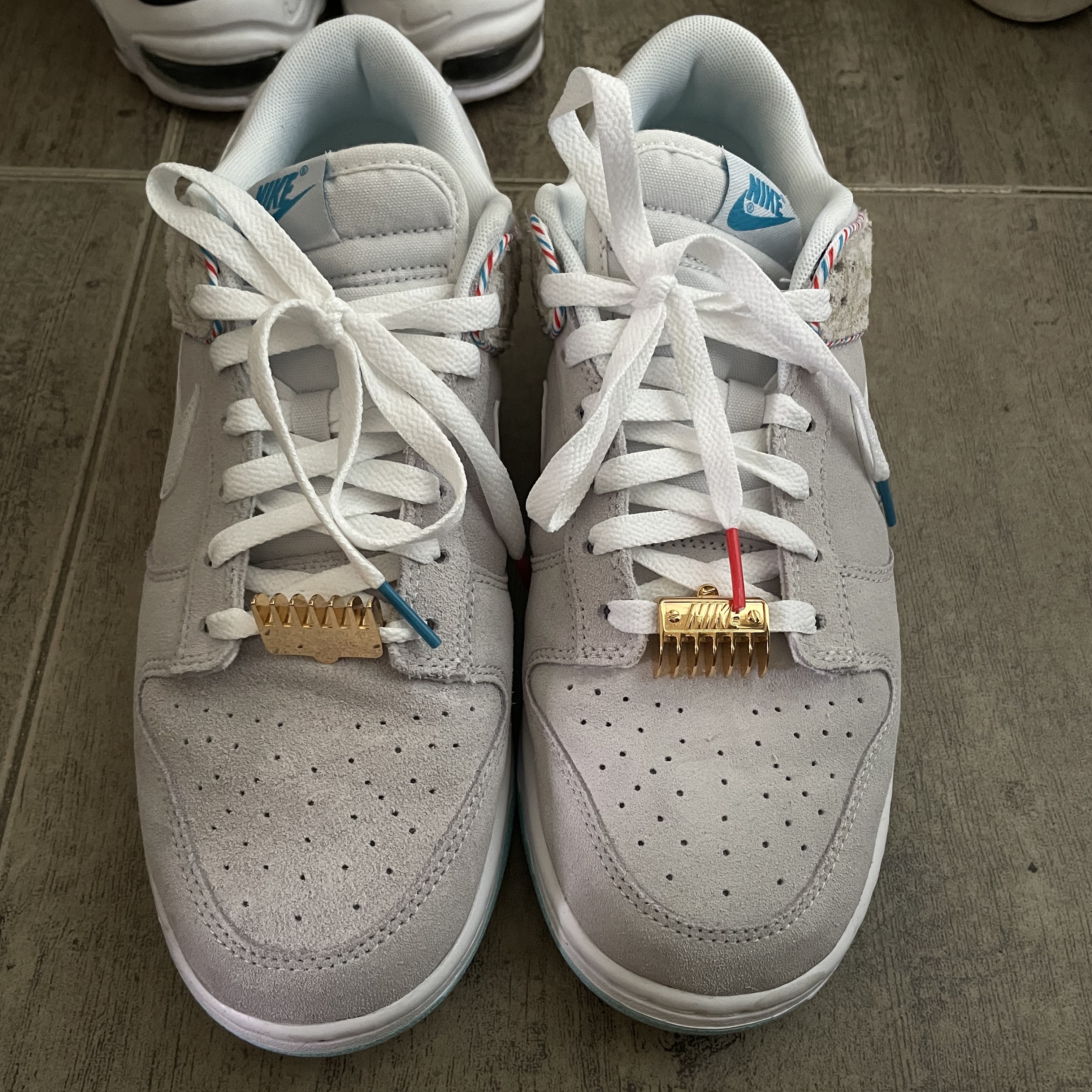 Nike Dunk Low Retro SE Barber Shop Grey 착용 스타일 - 1