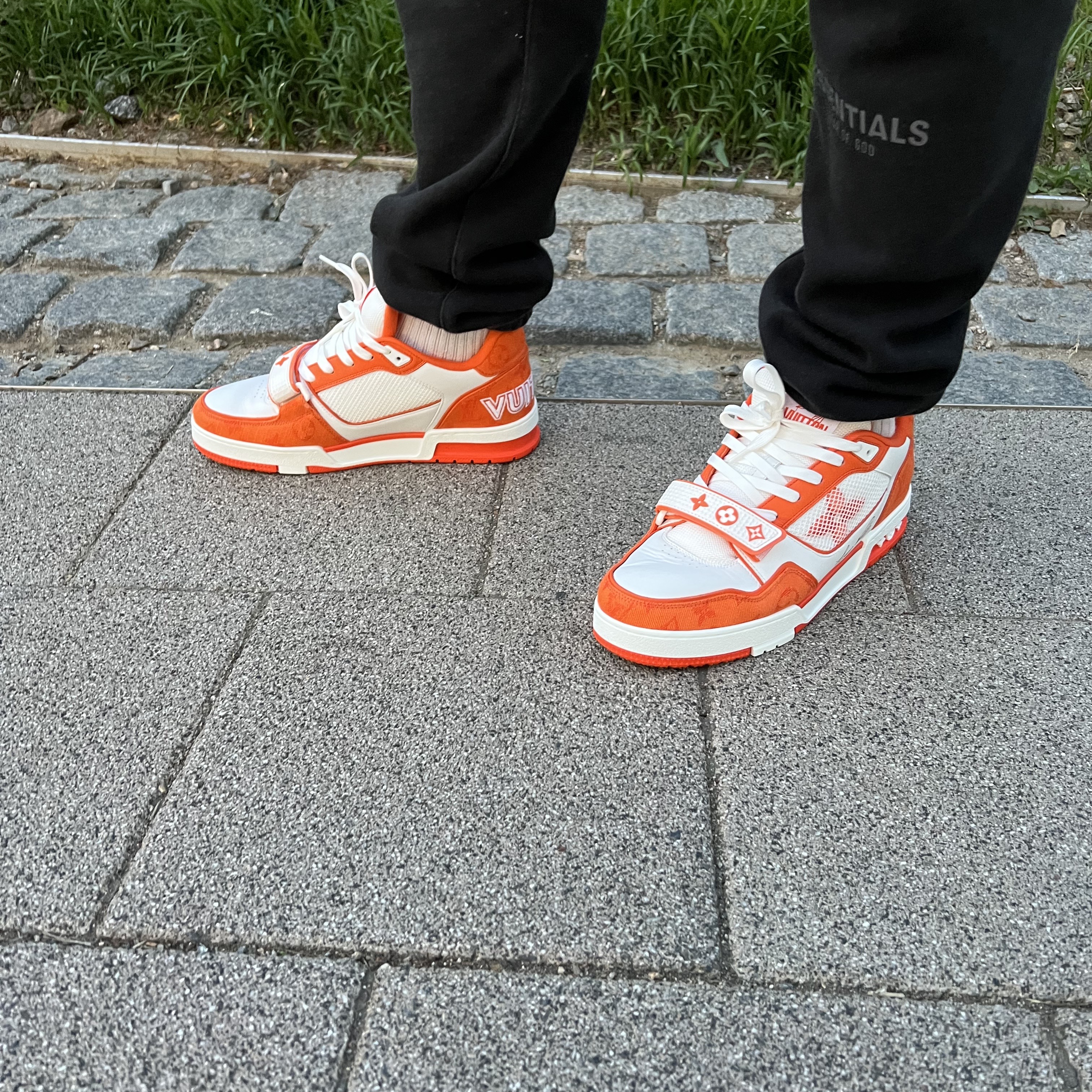 Louis Vuitton Velcro Strap LV Trainer Sneaeker Monogram Denim Orange, Bearbrick Marble 1000% 착용 스타일 - 2