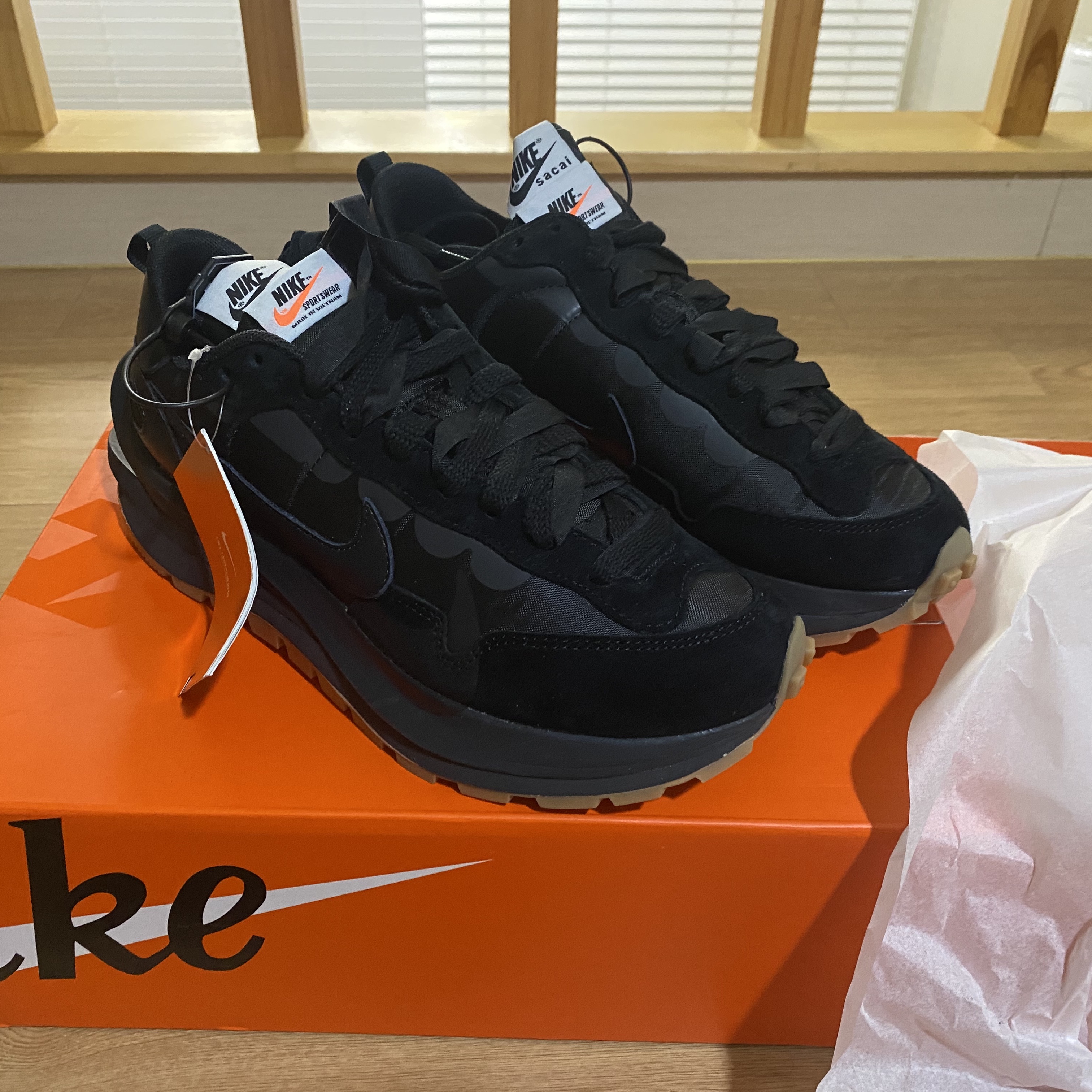 Nike x Sacai VaporWaffle Black and Gum 착용 스타일