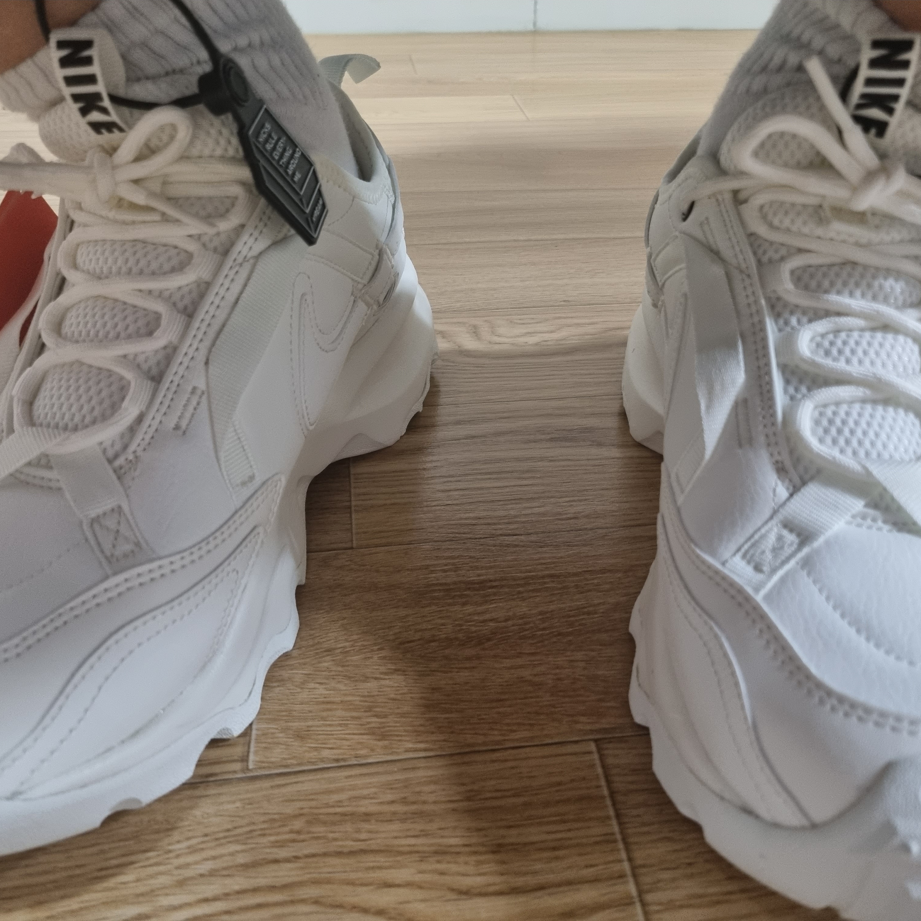 (W) Nike TC 7900 Summit White 착용 스타일 - 1