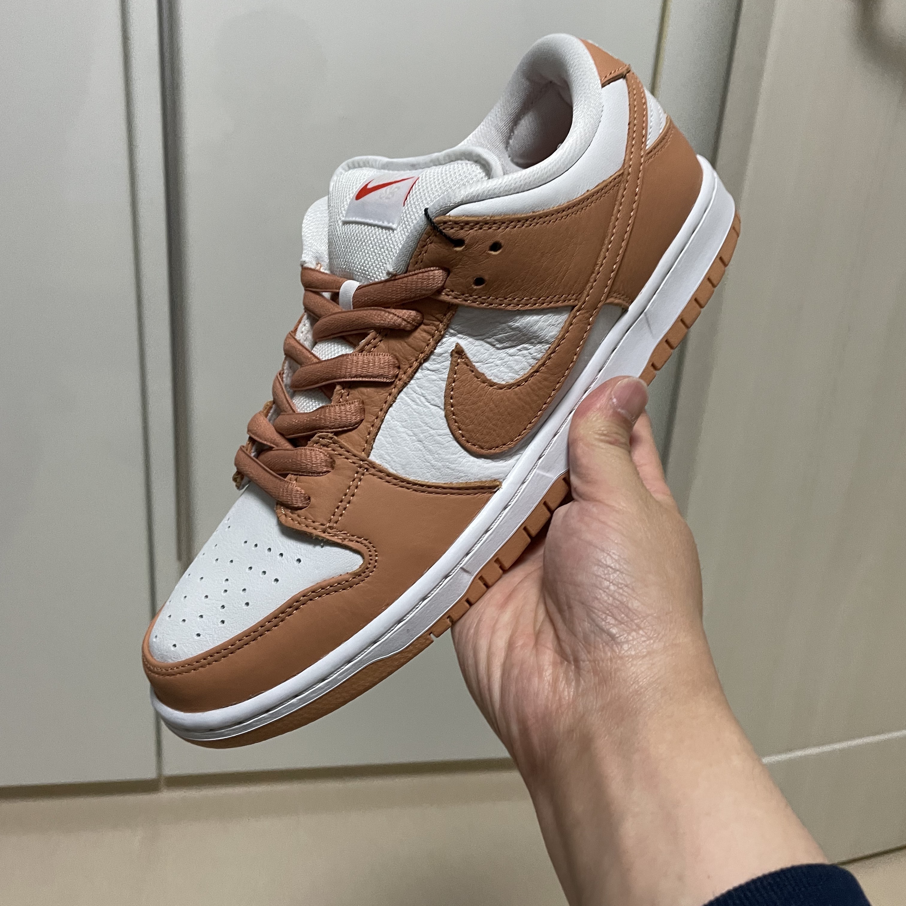 Nike SB Dunk Low Pro Light Cognac 착용 스타일 - 1