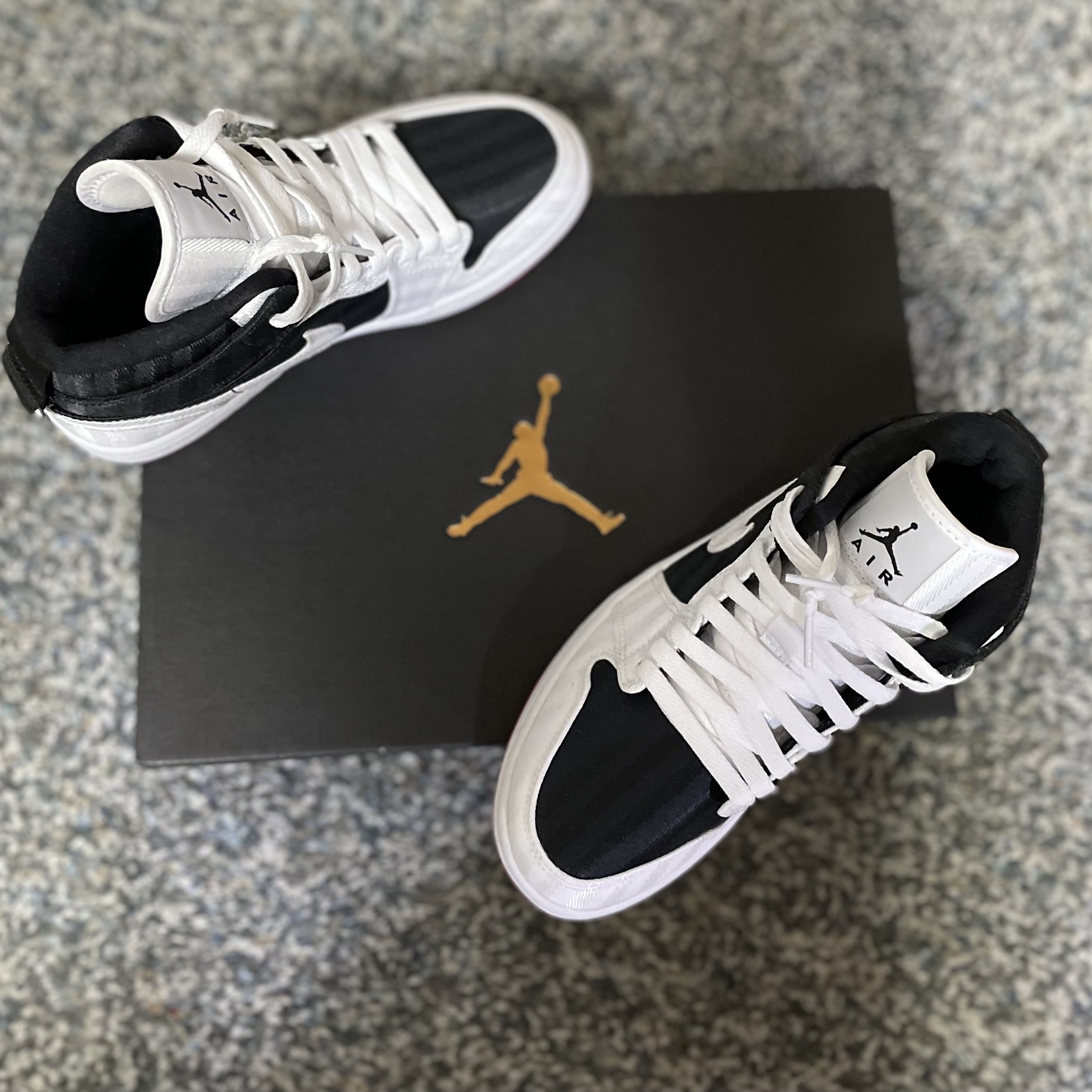 (W) Jordan 1 Mid SE Utility Panda 착용 스타일 - 2