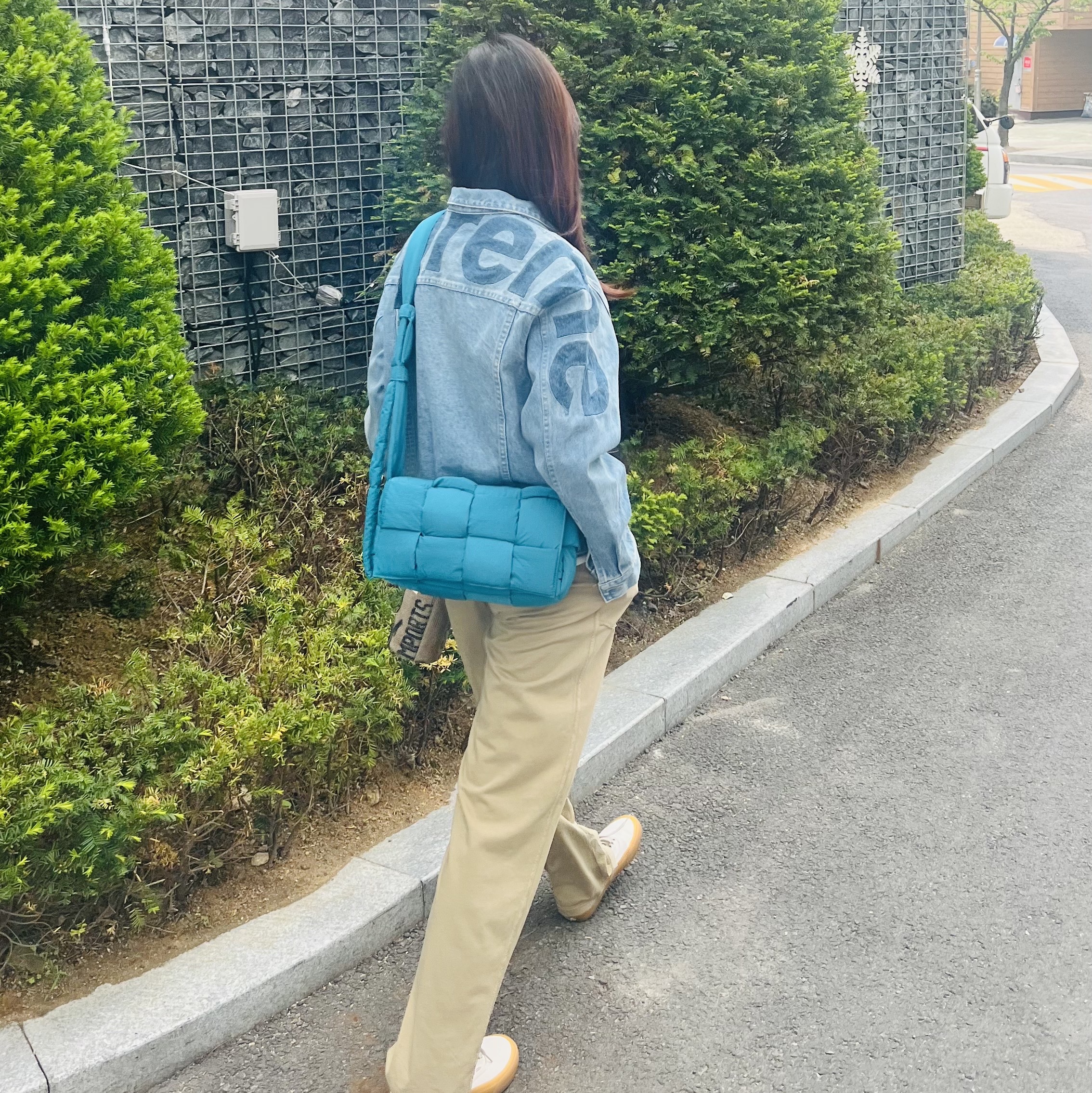 Supreme Inset Logo Denim Trucker Jacket Washed Blue - 22SS, Bottega Veneta Padded Tech Cassette Blaster 착용 스타일