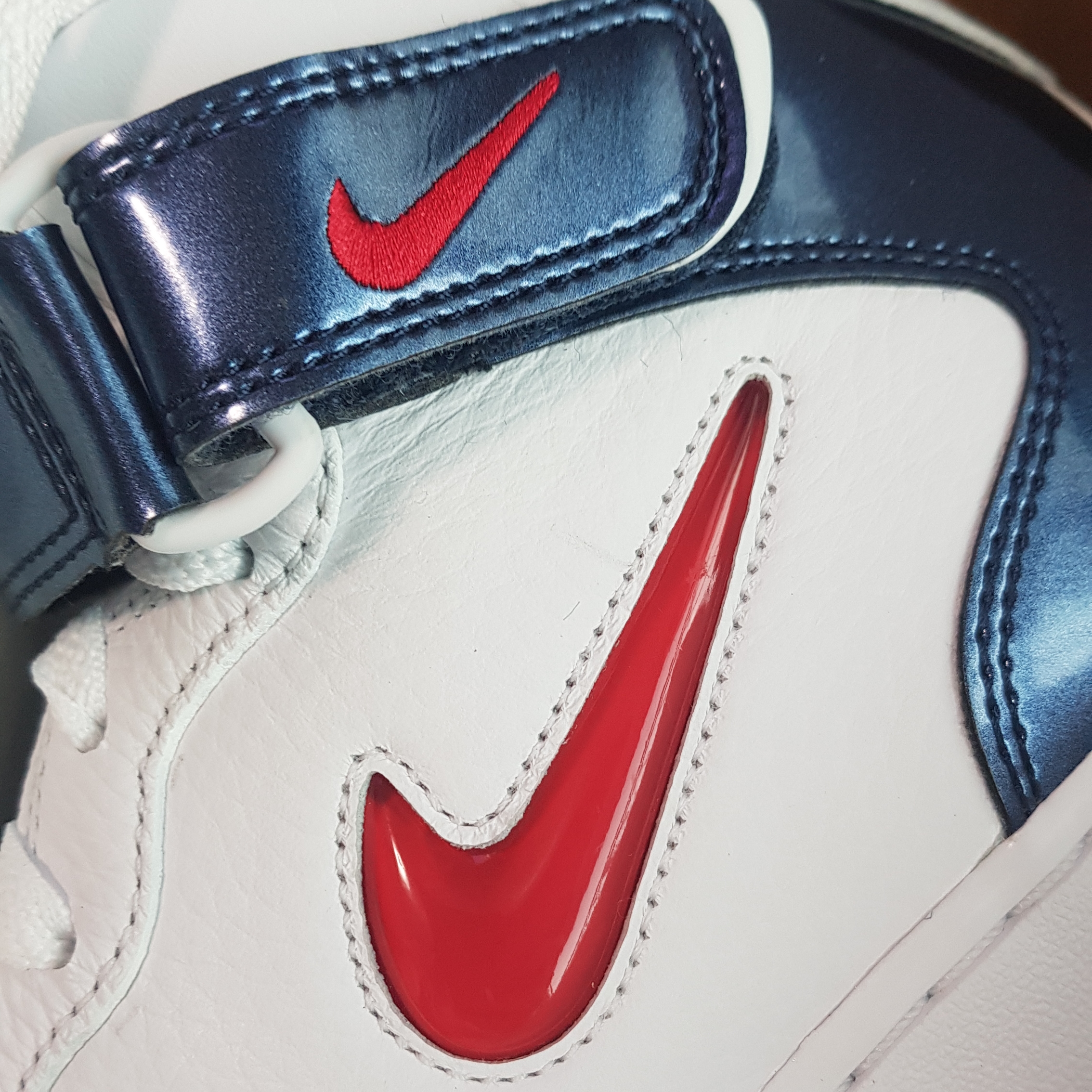 Nike Air Force 1 Mid QS University Red and Midnight Navy 착용 스타일