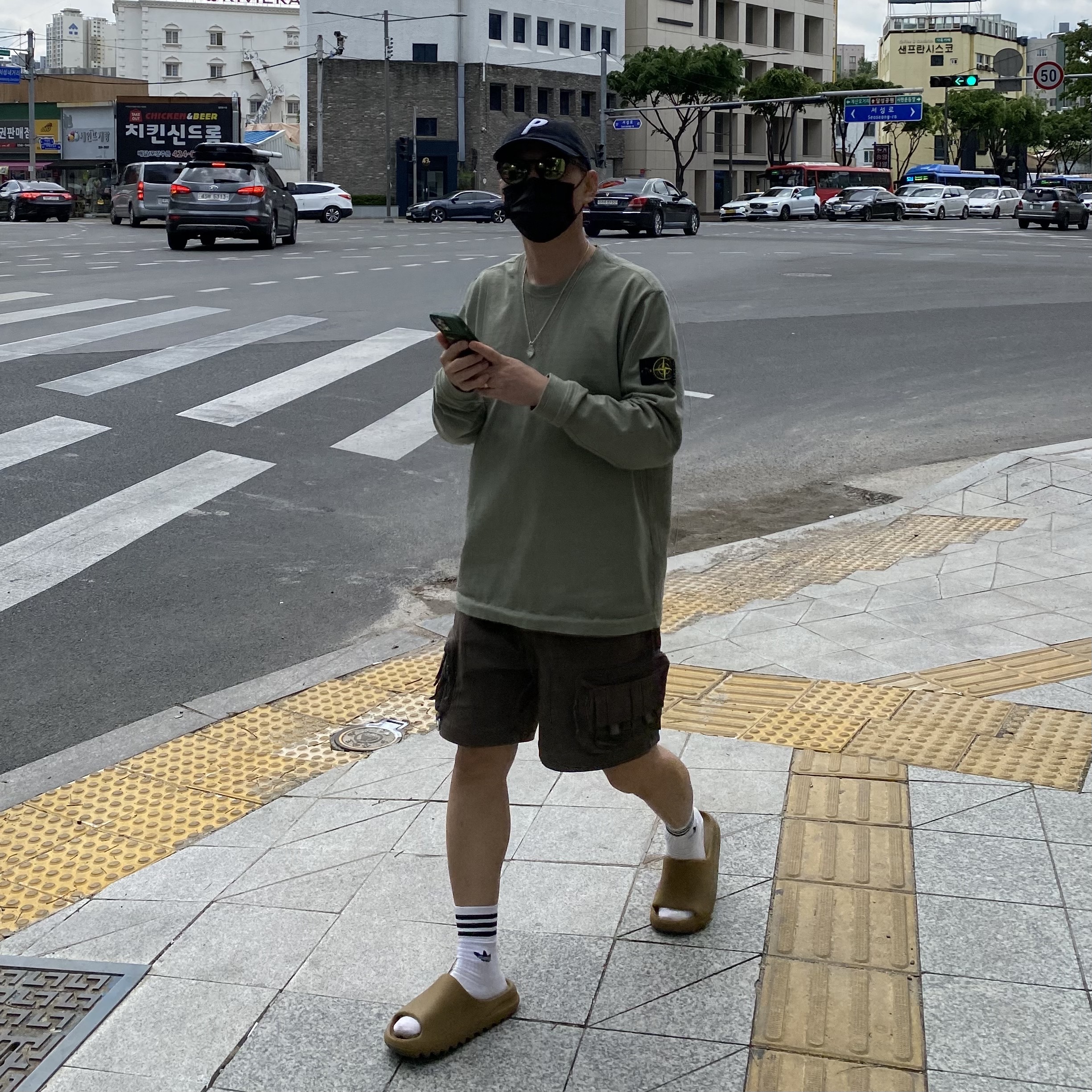 Nike ACG Cargo Shorts Ironstone - Asia, Adidas Yeezy Slide Ochre 착용 스타일