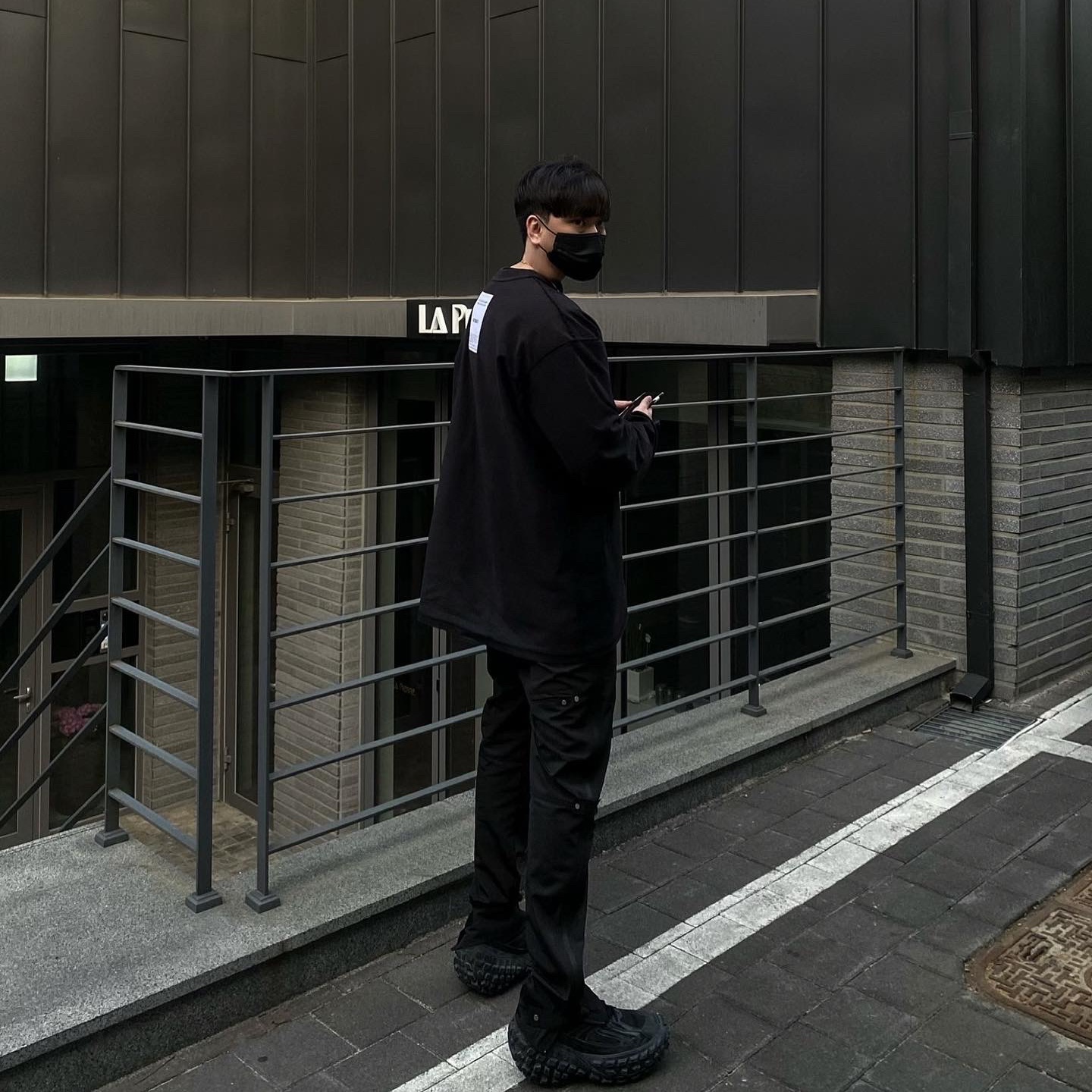 Balenciaga Defender Sneakers Black 착용 스타일