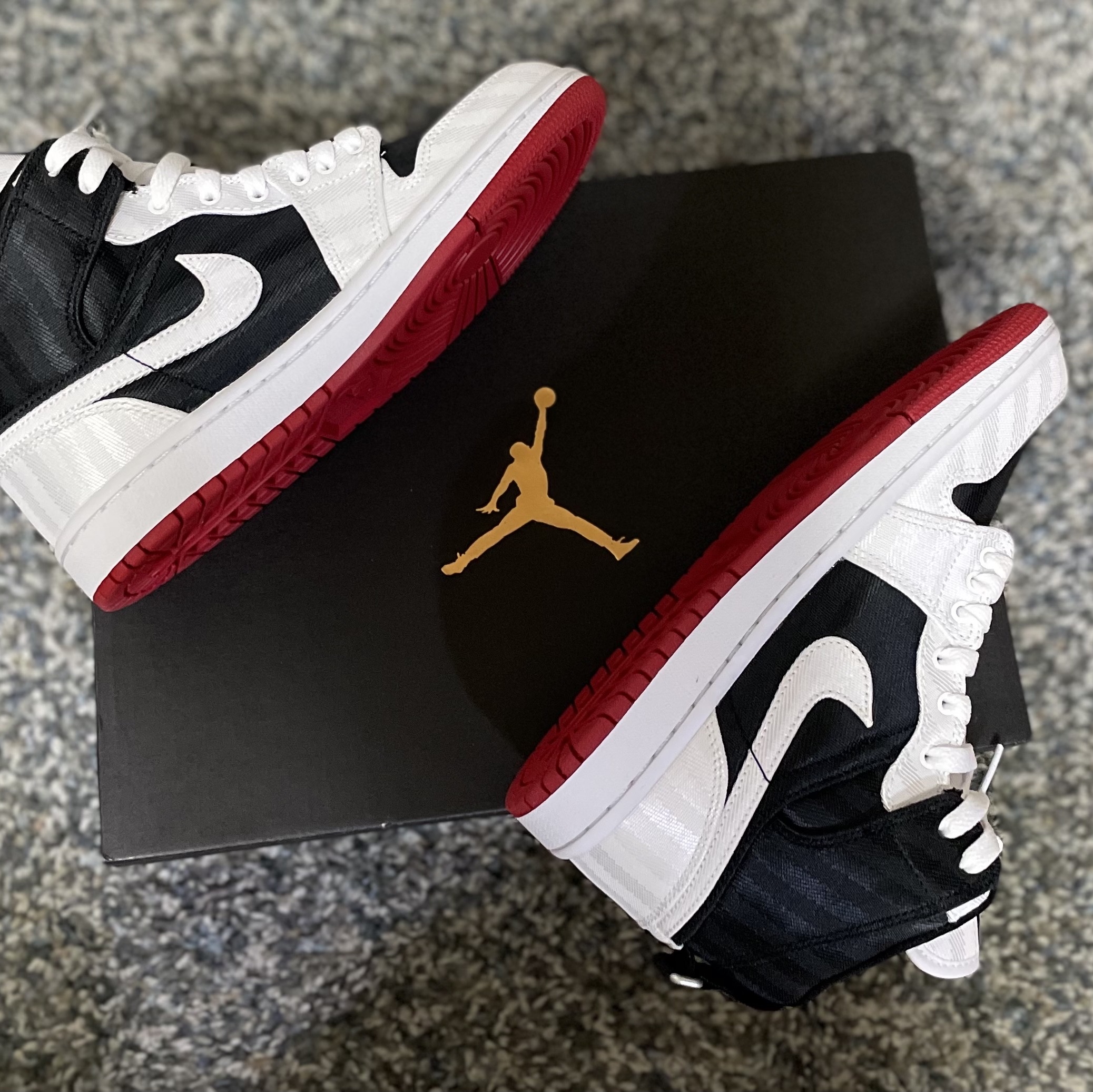 (W) Jordan 1 Mid SE Utility Panda 착용 스타일 - 3