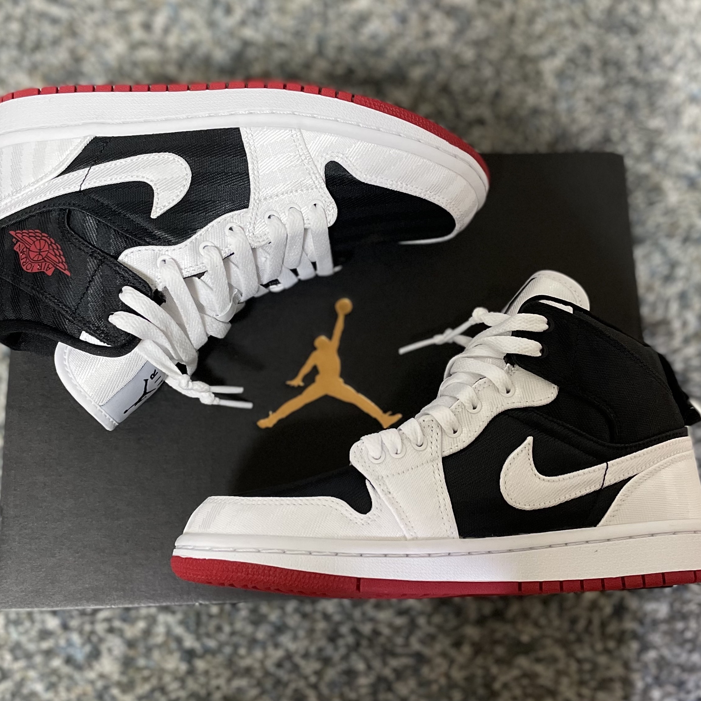 (W) Jordan 1 Mid SE Utility Panda 착용 스타일 - 1