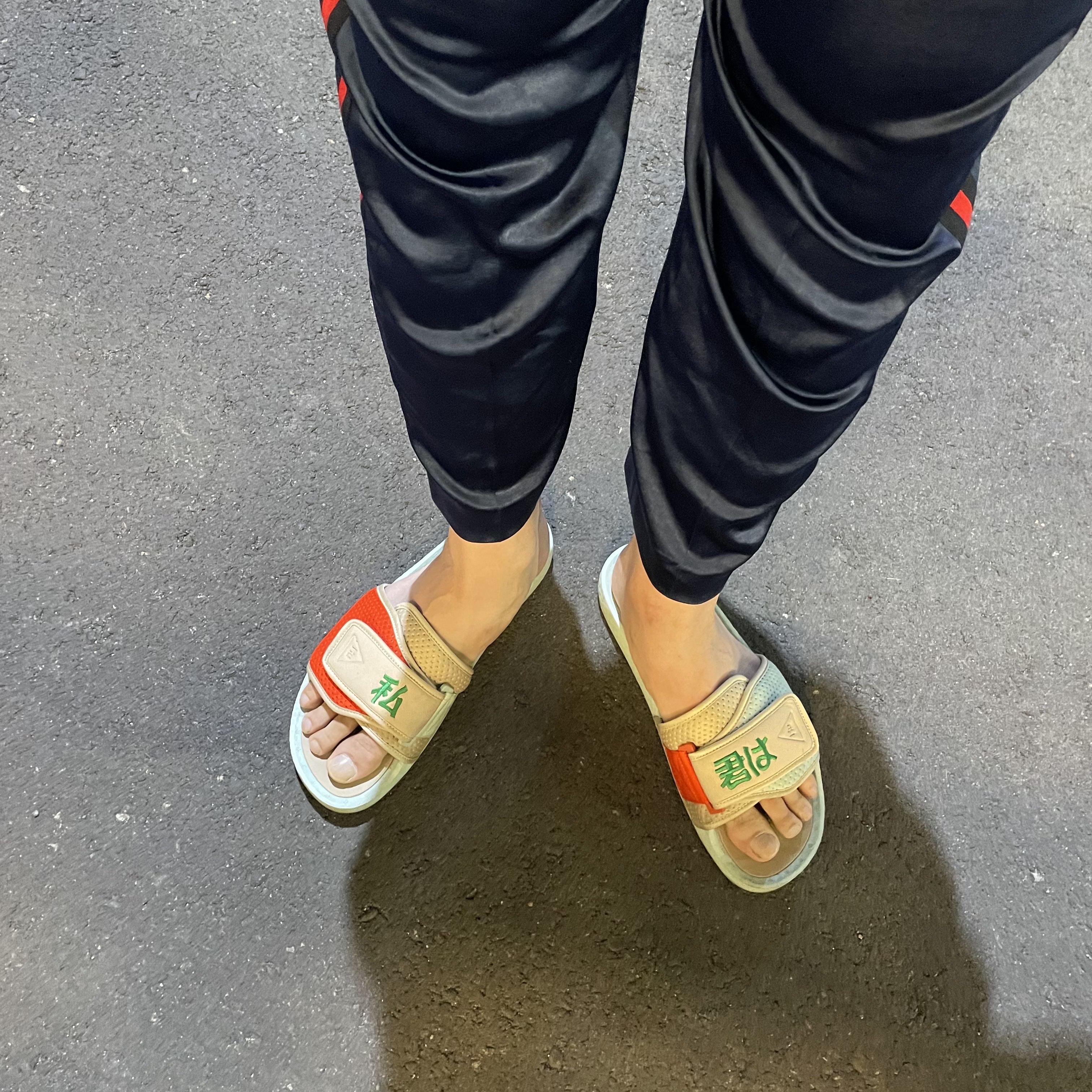 Adidas x Pharrell Williams x Nigo Chancletas Hu Slides Friendship Pack 착용 스타일