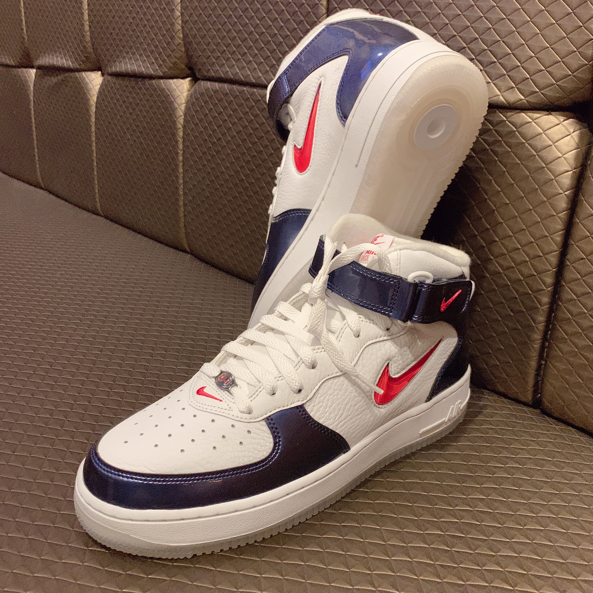 Nike Air Force 1 Mid QS University Red and Midnight Navy 착용 스타일 - 5