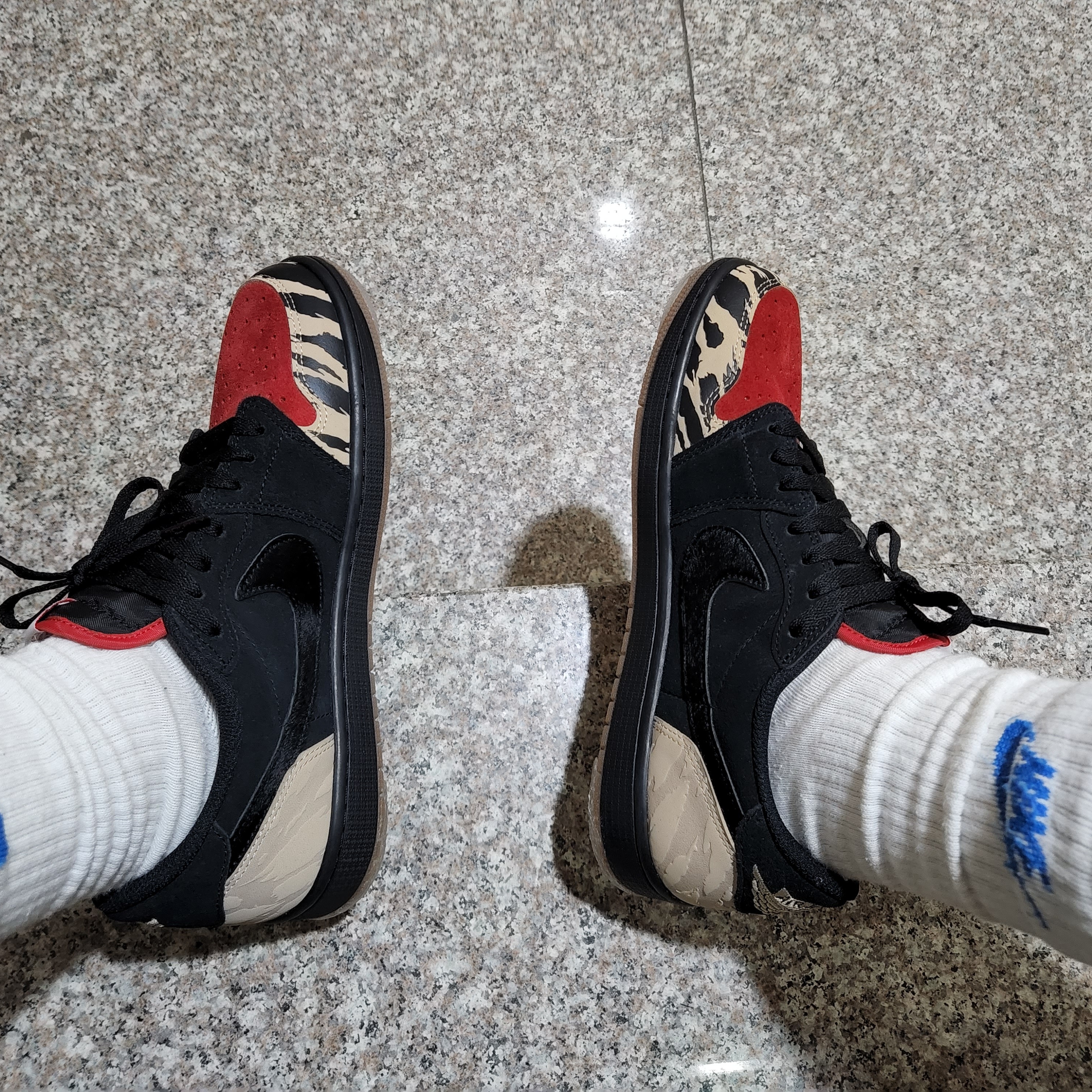 Jordan 1 x SoleFly Retro Low OG SP Black and Sport Red 착용 스타일 - 2