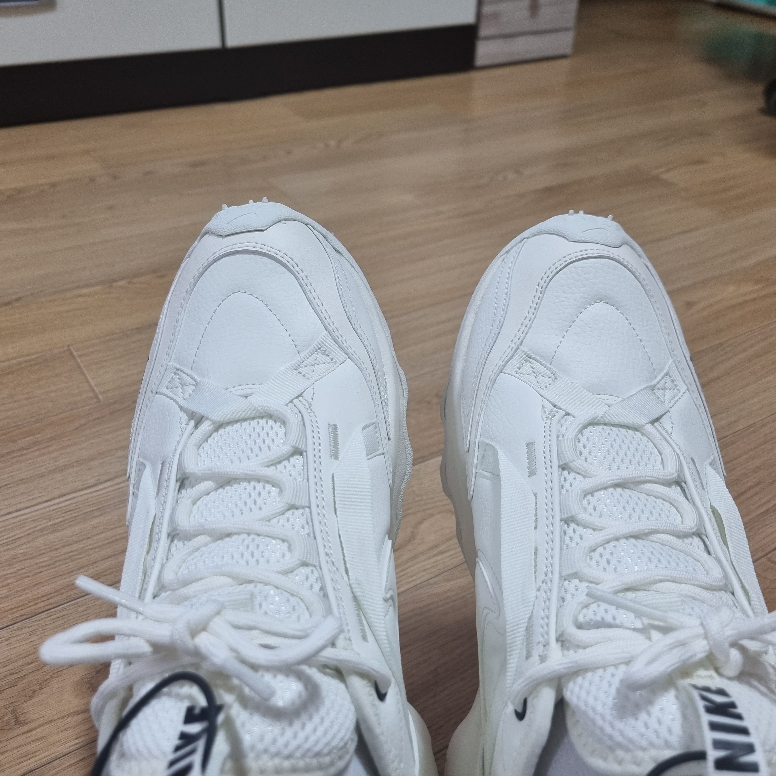 (W) Nike TC 7900 Summit White 착용 스타일 - 2