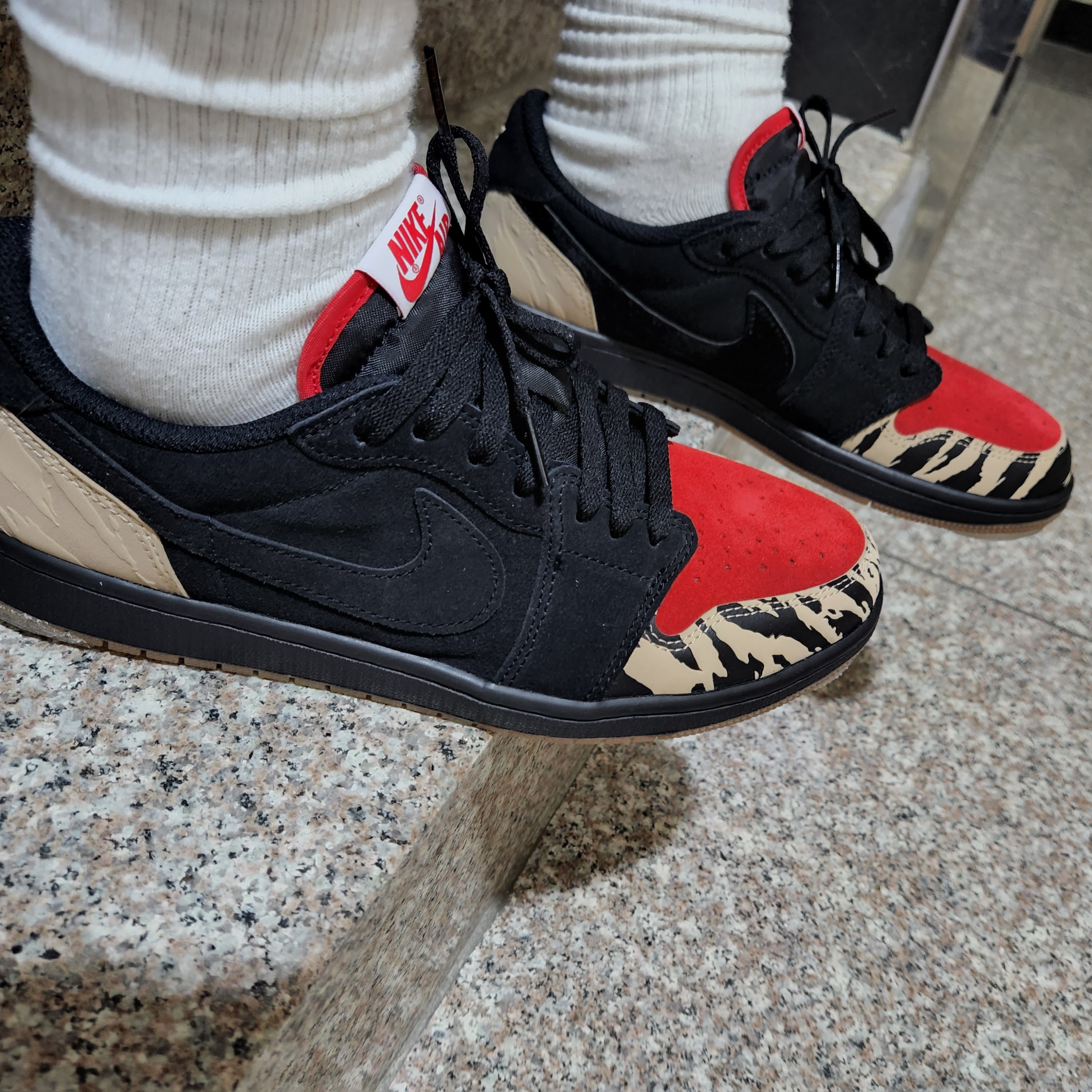 Jordan 1 x SoleFly Retro Low OG SP Black and Sport Red 착용 스타일 - 3