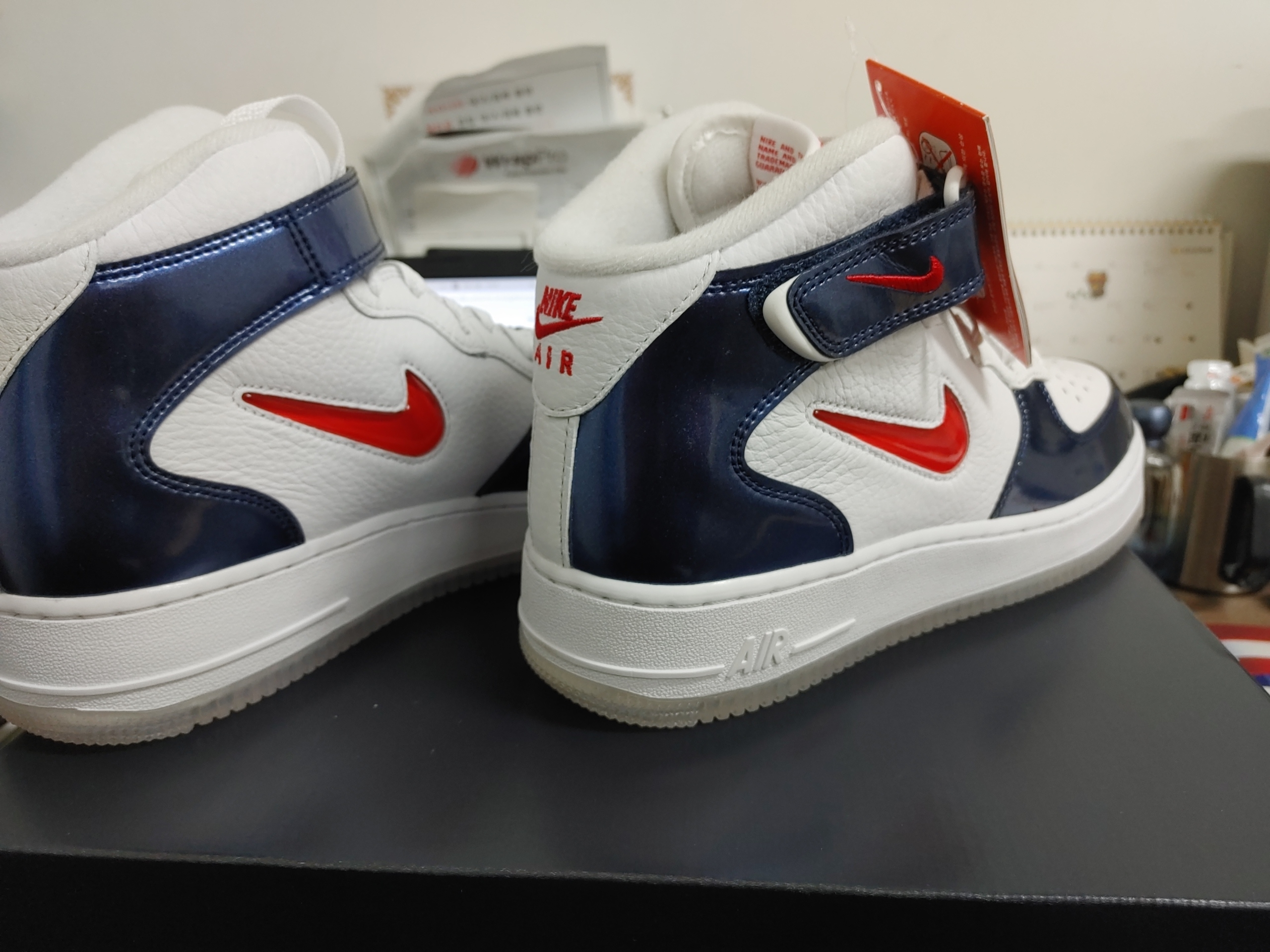 Nike Air Force 1 Mid QS University Red and Midnight Navy 착용 스타일 - 2