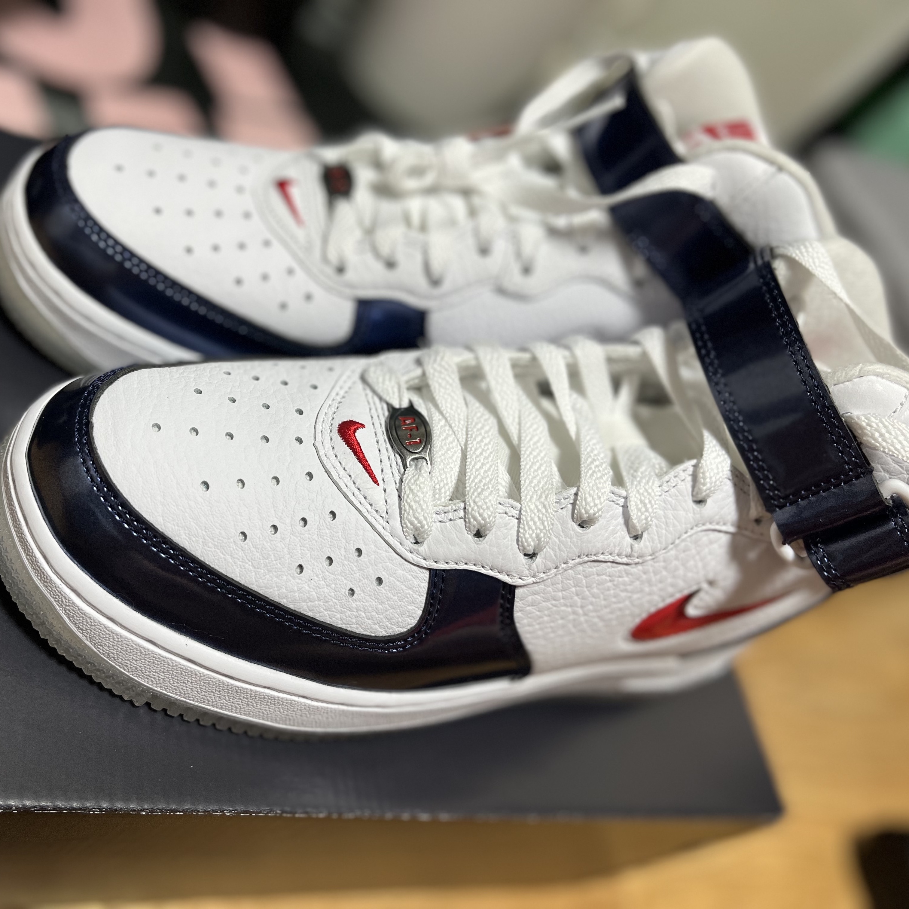 Nike Air Force 1 Mid QS University Red and Midnight Navy 착용 스타일 - 2