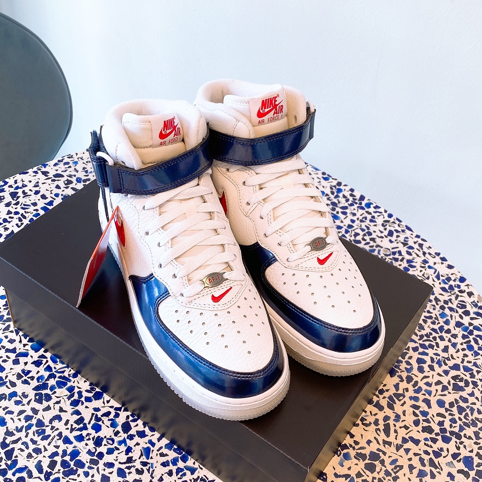 Nike Air Force 1 Mid QS University Red and Midnight Navy 착용 스타일 - 4