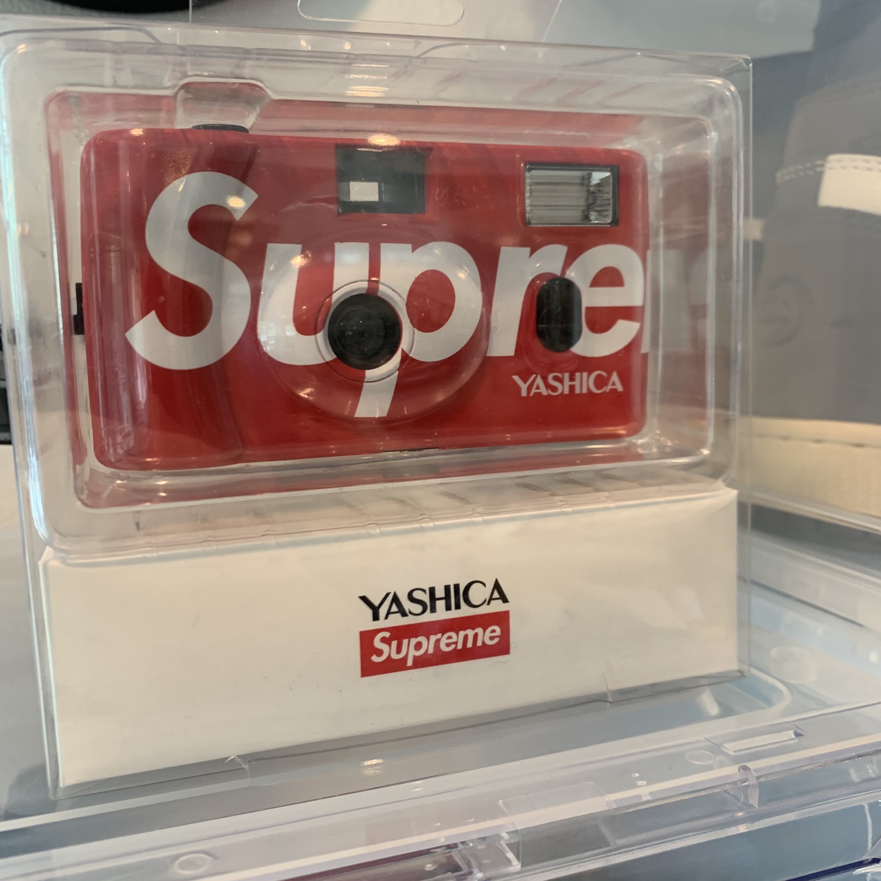 Supreme Yashica MF-1 Camera Red - 21SS, Jordan 1 x Travis Scott Retro High OG SP Mocha 착용 스타일
