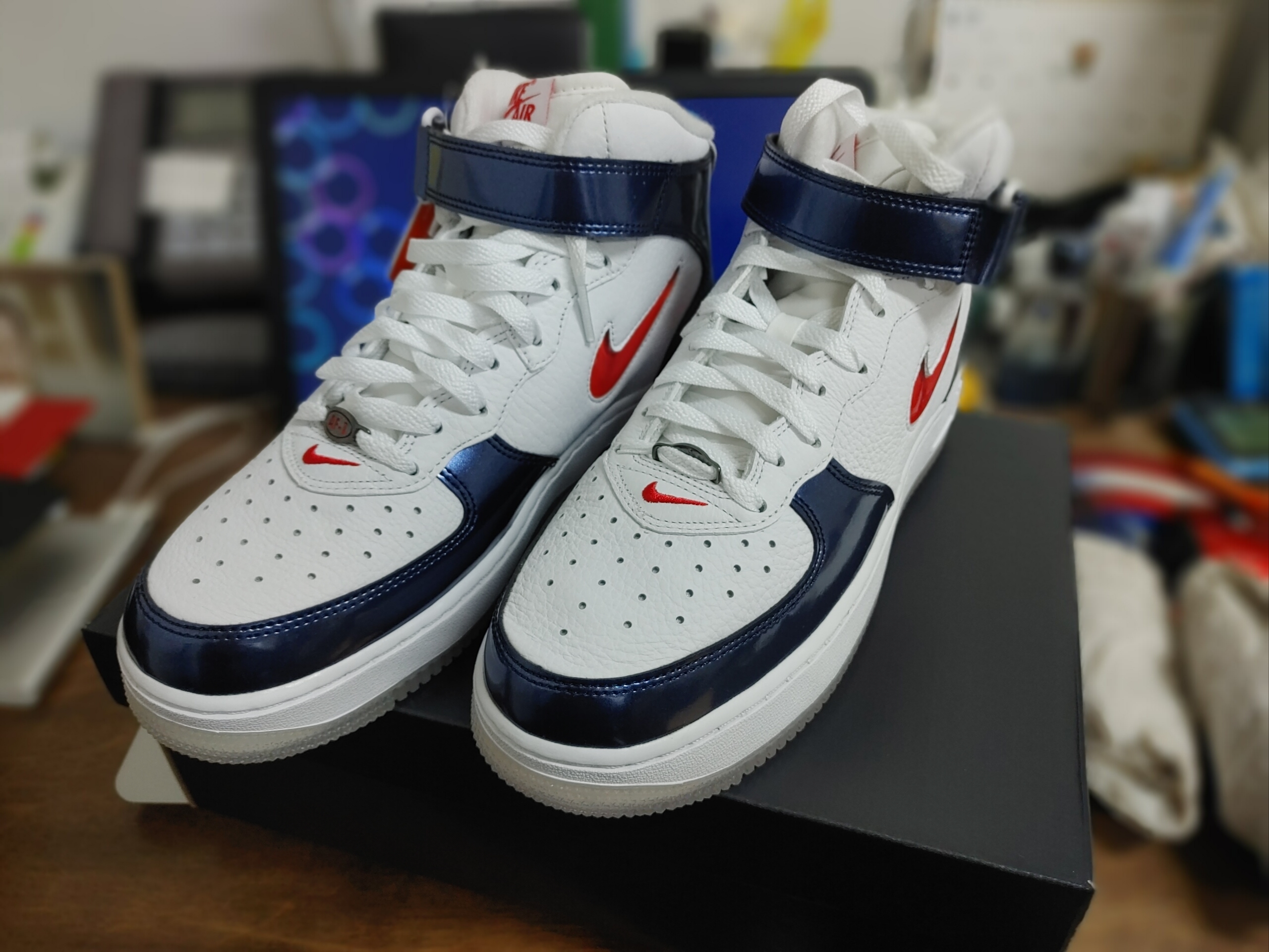 Nike Air Force 1 Mid QS University Red and Midnight Navy 착용 스타일 - 1