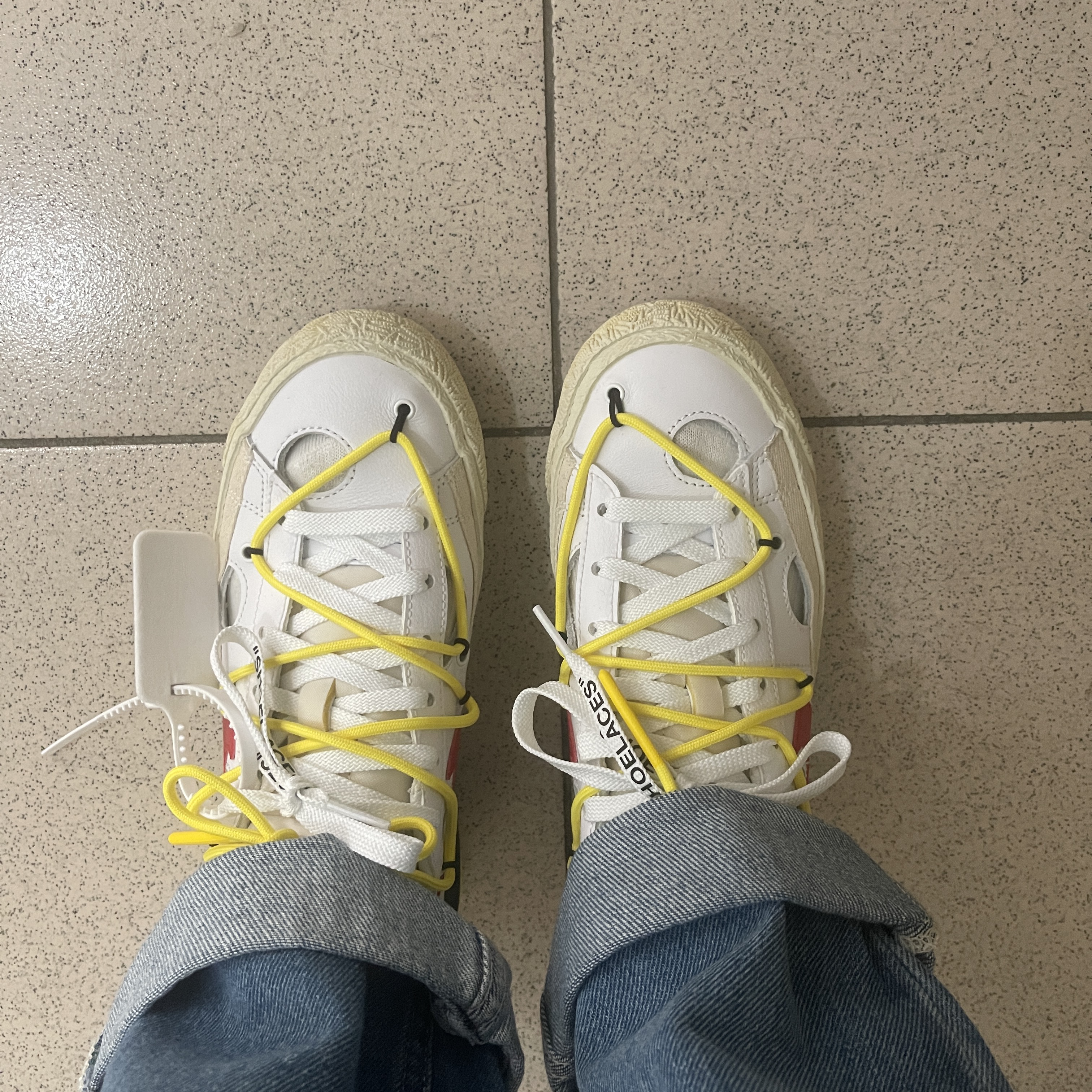 Nike x Off-White Blazer Low '77 White and University Red 착용 스타일