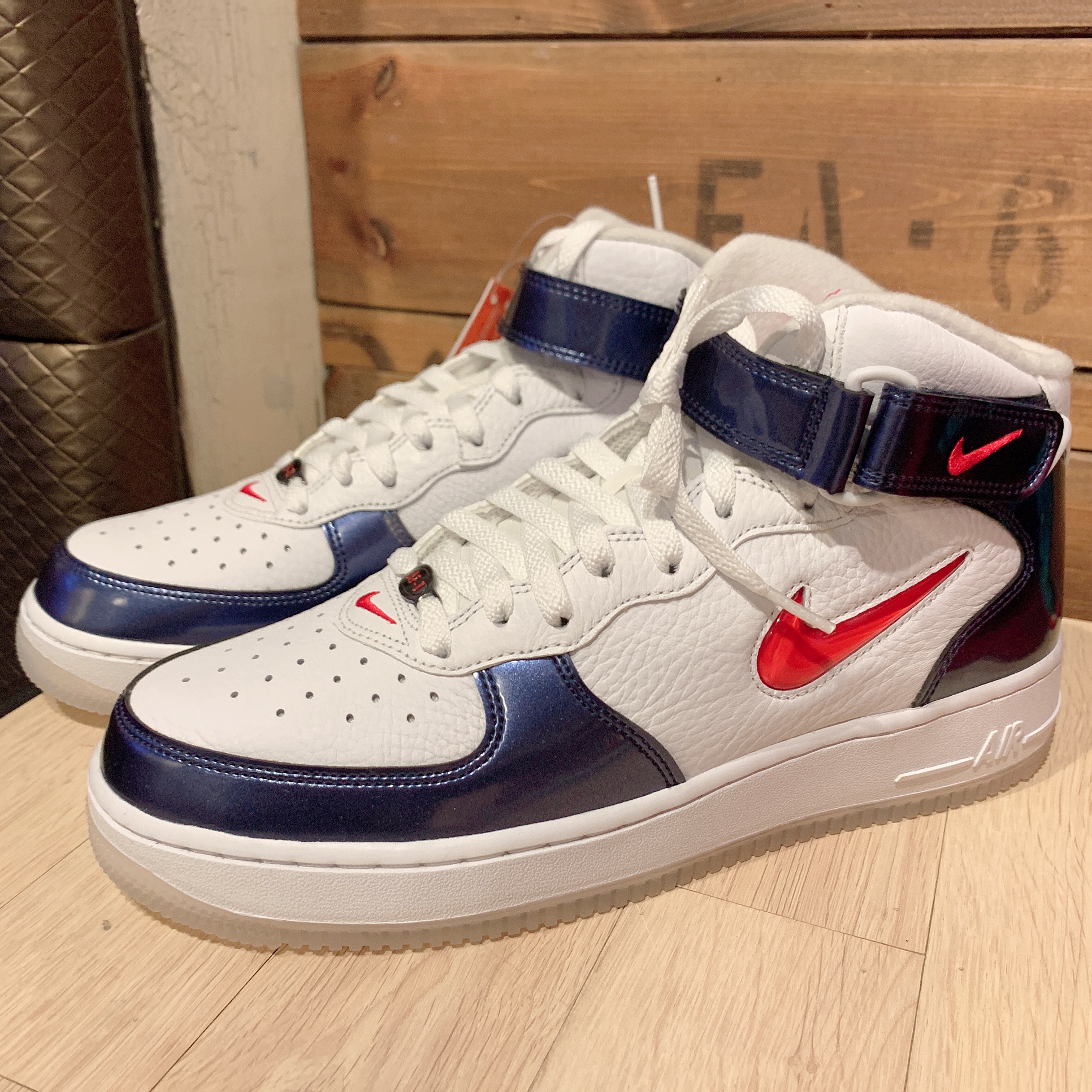 Nike Air Force 1 Mid QS University Red and Midnight Navy 착용 스타일 - 1