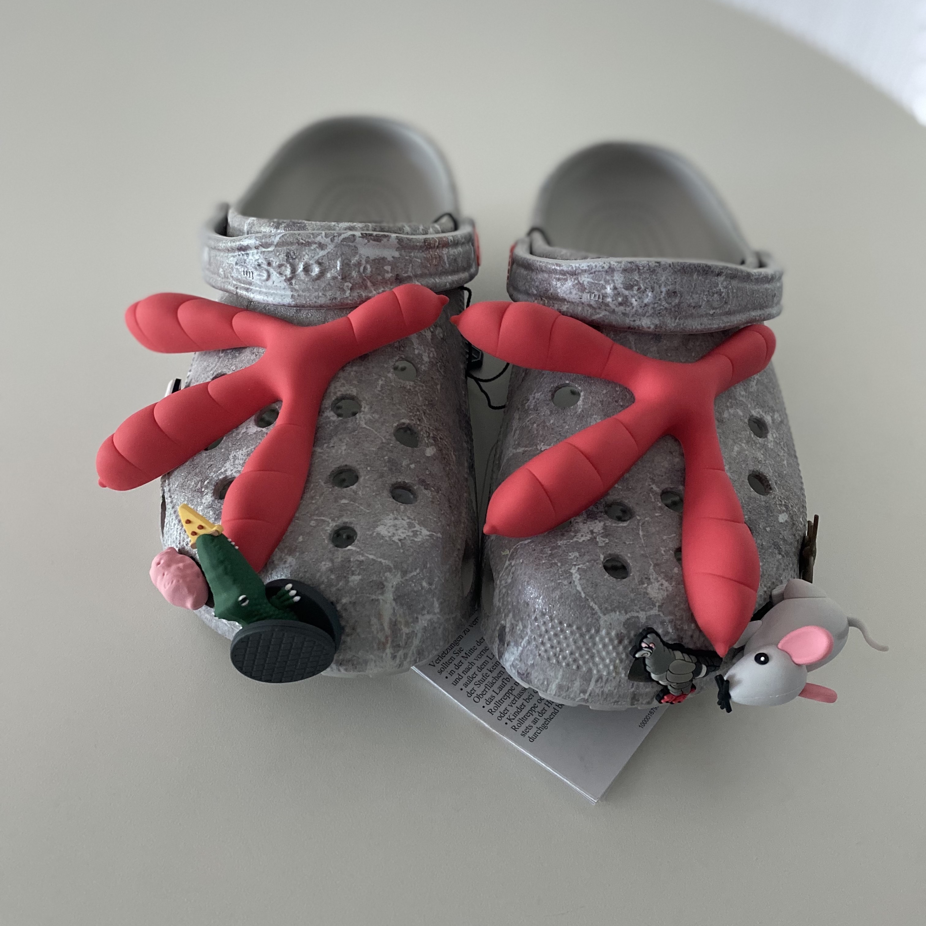 Crocs x Staple Classic Clog Grey Red 착용 스타일