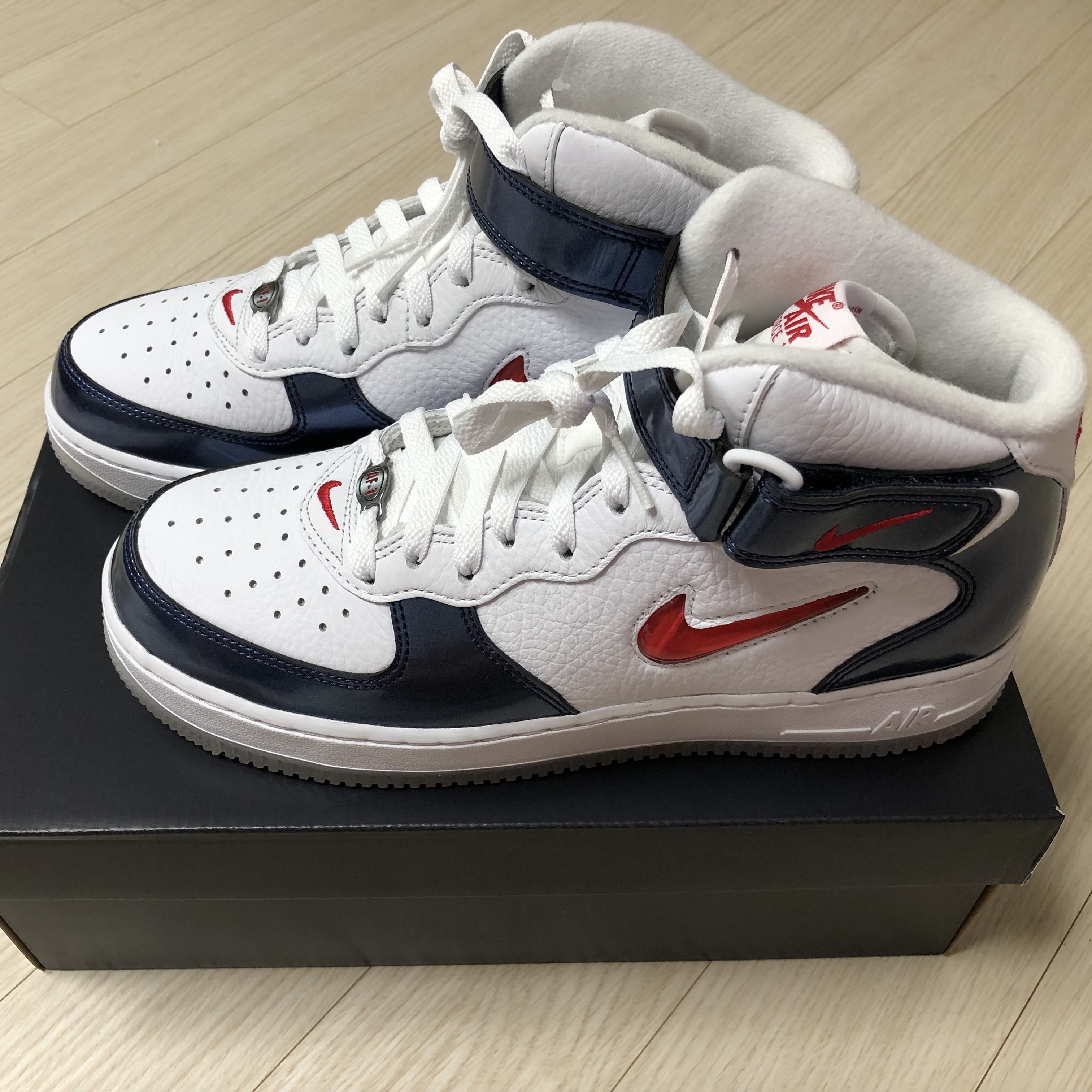Nike Air Force 1 Mid QS University Red and Midnight Navy 착용 스타일 - 1