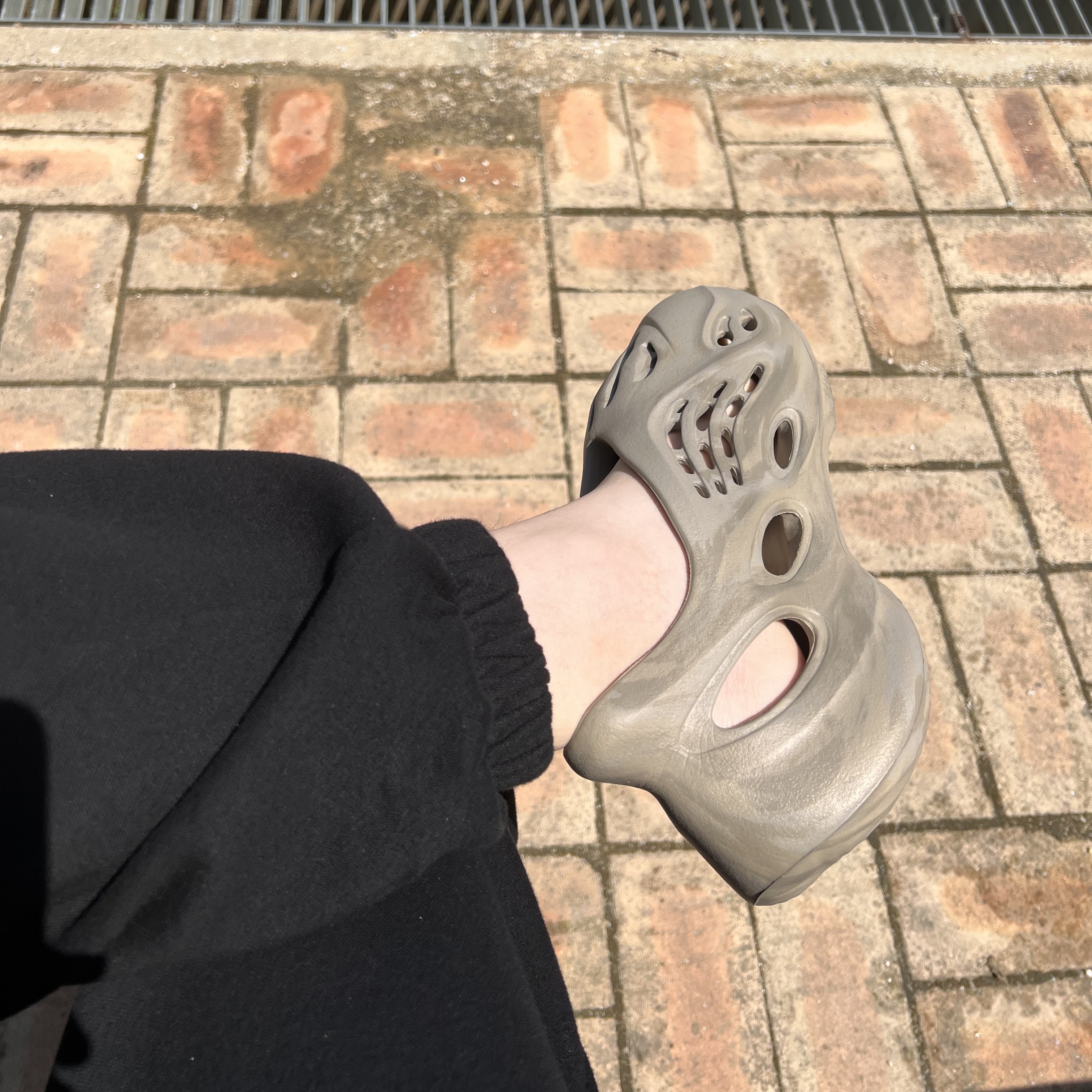 Adidas Yeezy Foam RNNR Stone Sage 착용 스타일