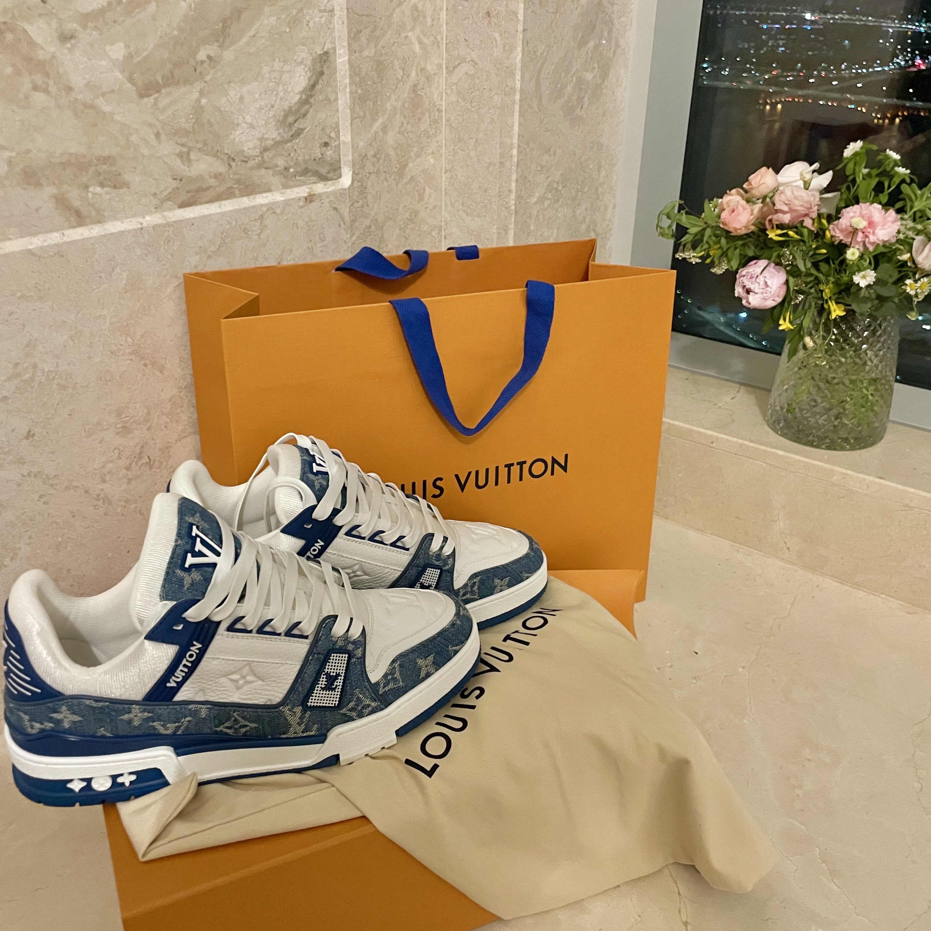 Louis Vuitton LV Trainer Sneakers Monogram Denim Blue 착용 스타일