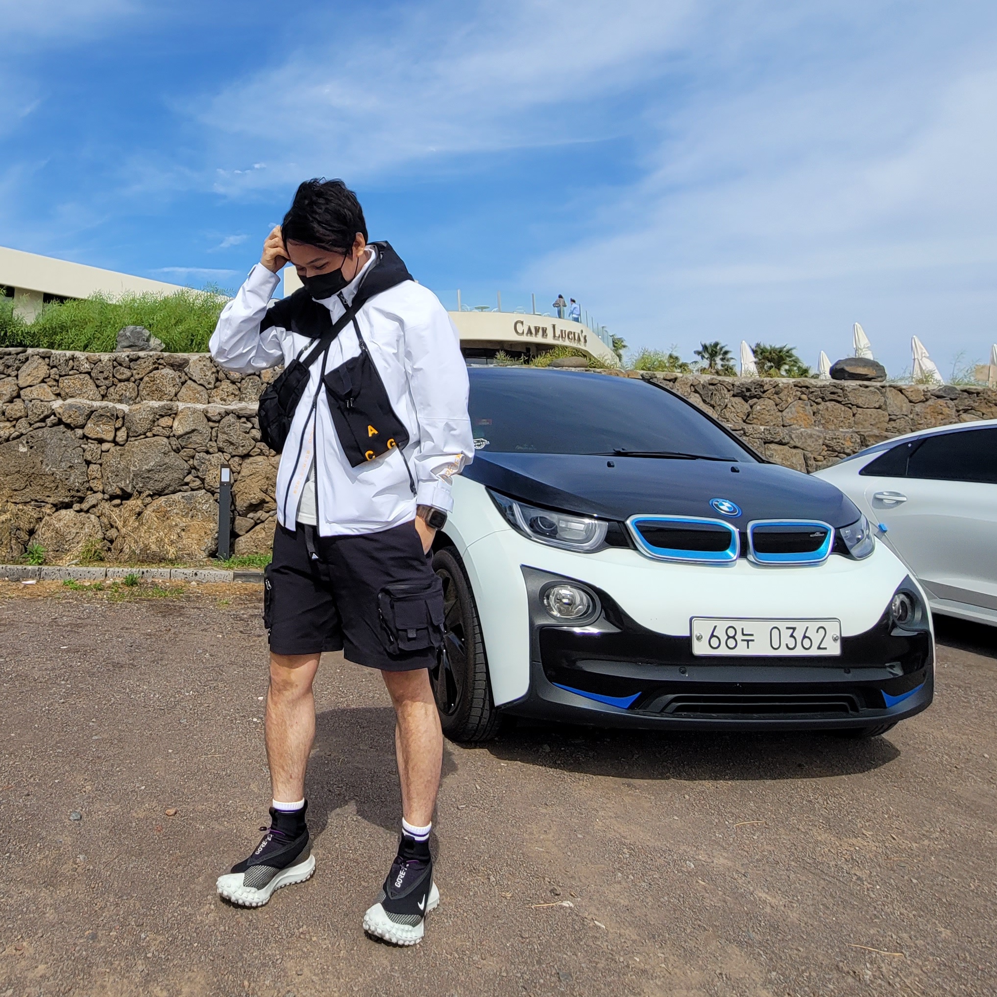 Nike ACG Deploy Gore-Tex Jacket White Black, Nike ACG Cargo Shorts Black - Asia 착용 스타일