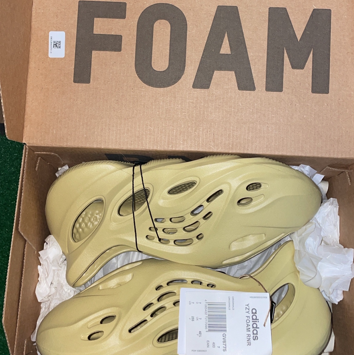Adidas Yeezy Foam RNNR Sulfur 착용 스타일 - 1