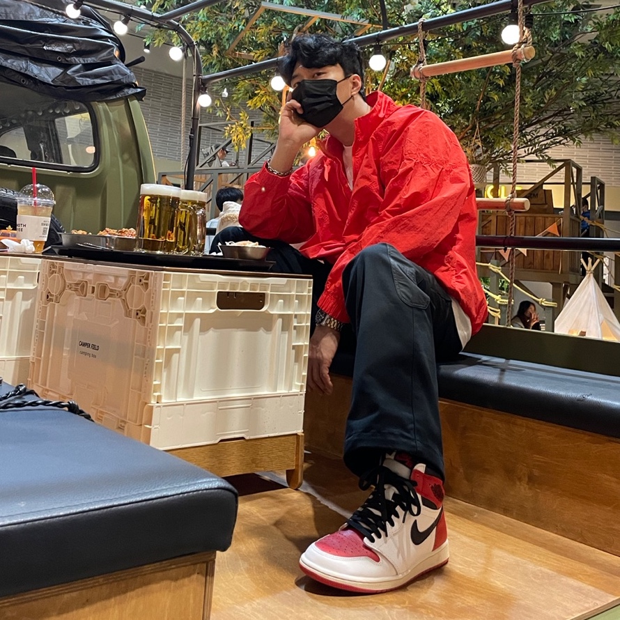 Nike x Stussy Windrunner Jacket Habanero Red, Supreme Cross Box Logo T-Shirt White - 20FW 착용 스타일 - 2