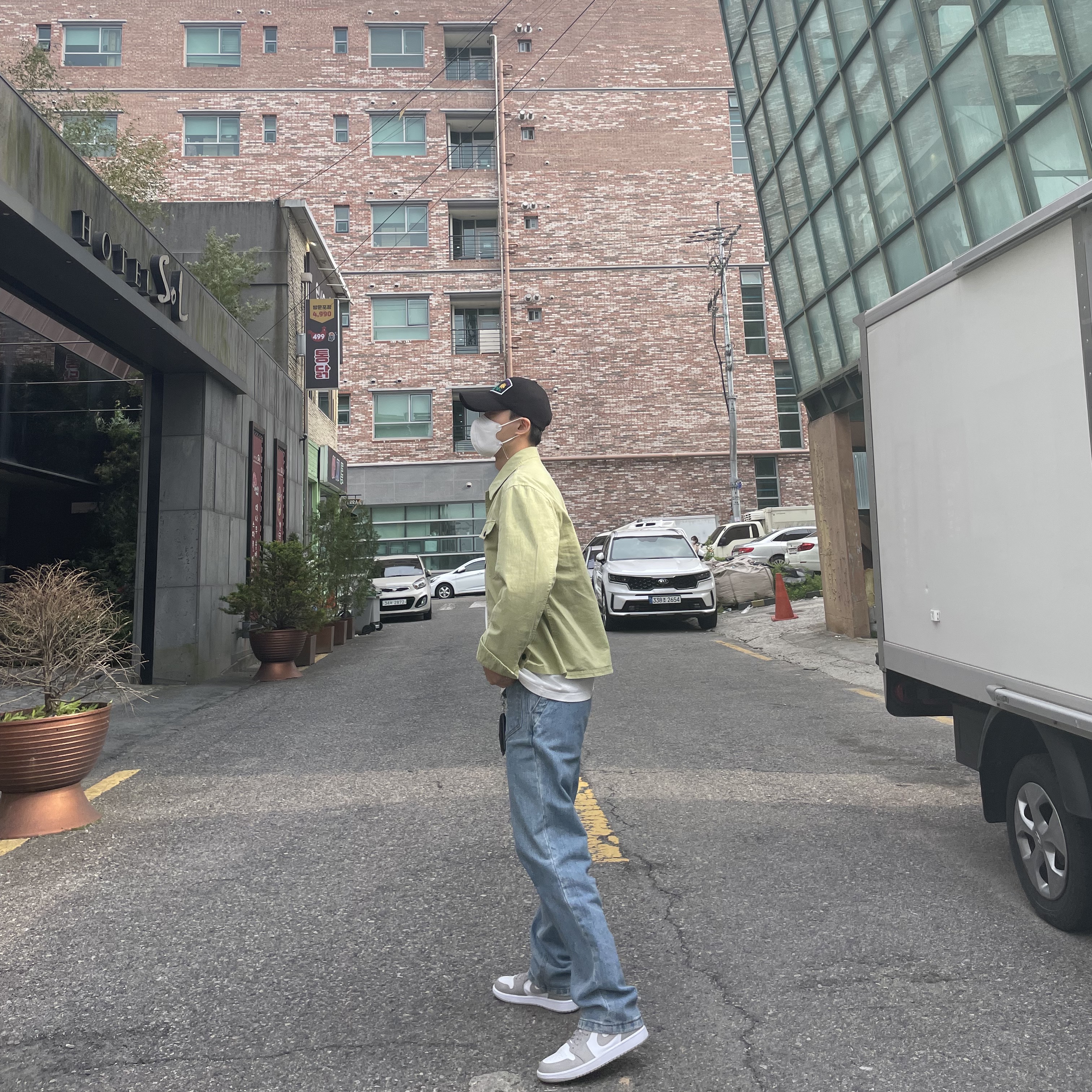 Jordan 1 Mid College Grey 착용 스타일