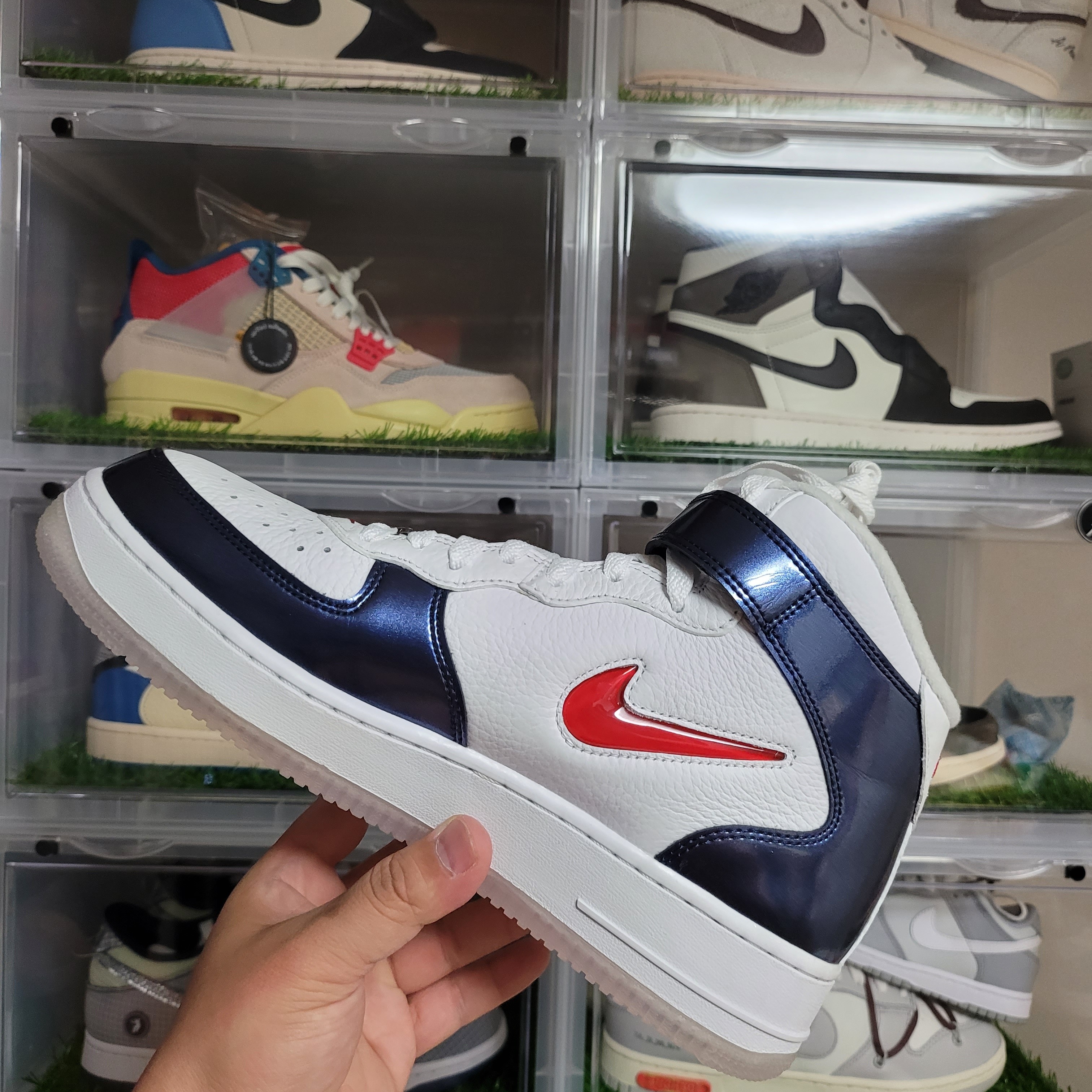 Nike Air Force 1 Mid QS University Red and Midnight Navy 착용 스타일 - 2