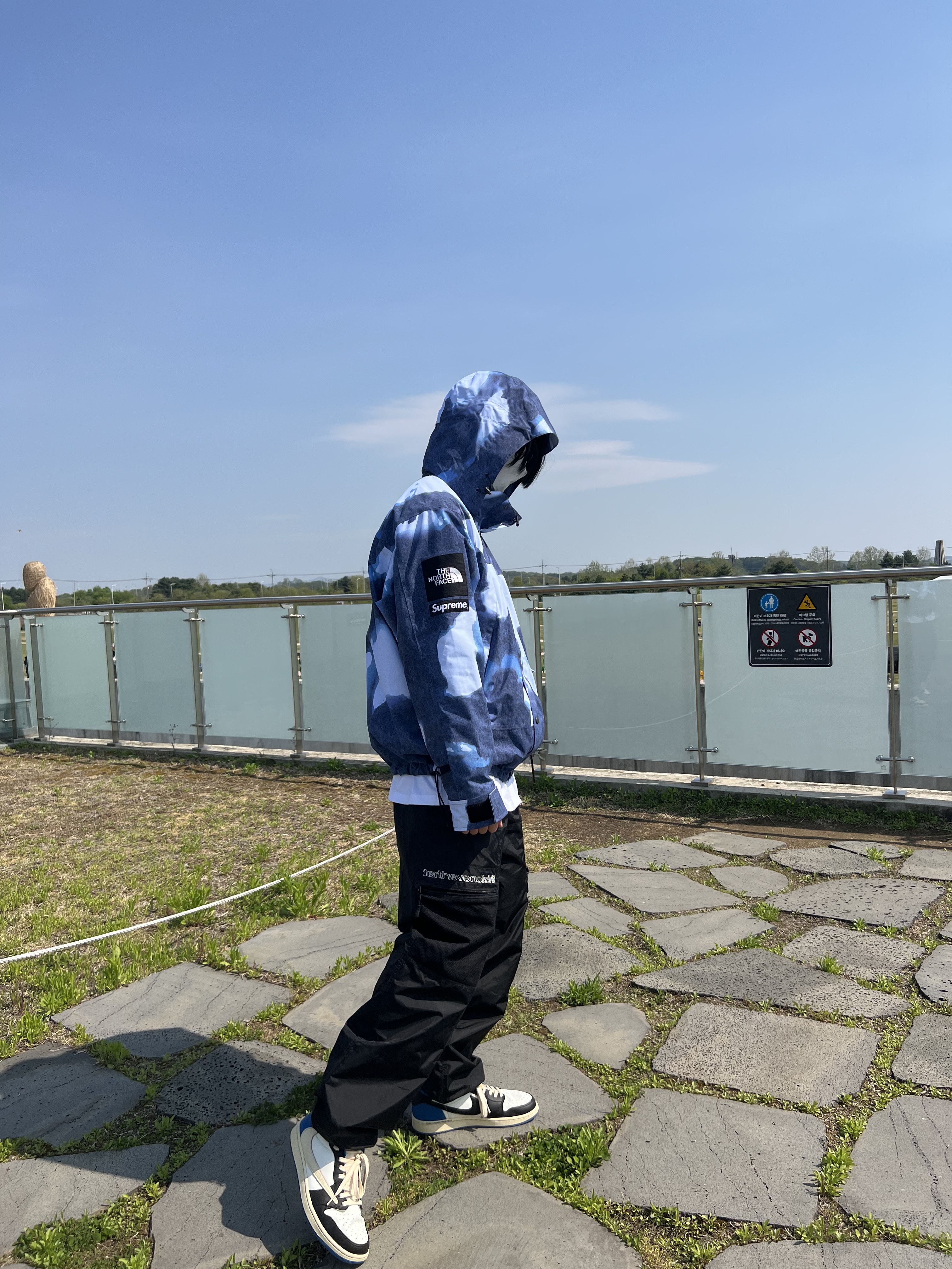 Supreme x The North Face Bleached Denim Print Mountain Jacket Indigo - 21FW, Jordan 1 x Travis Scott x Fragment Retro Low OG SP Military Blue 착용 스타일 - 3