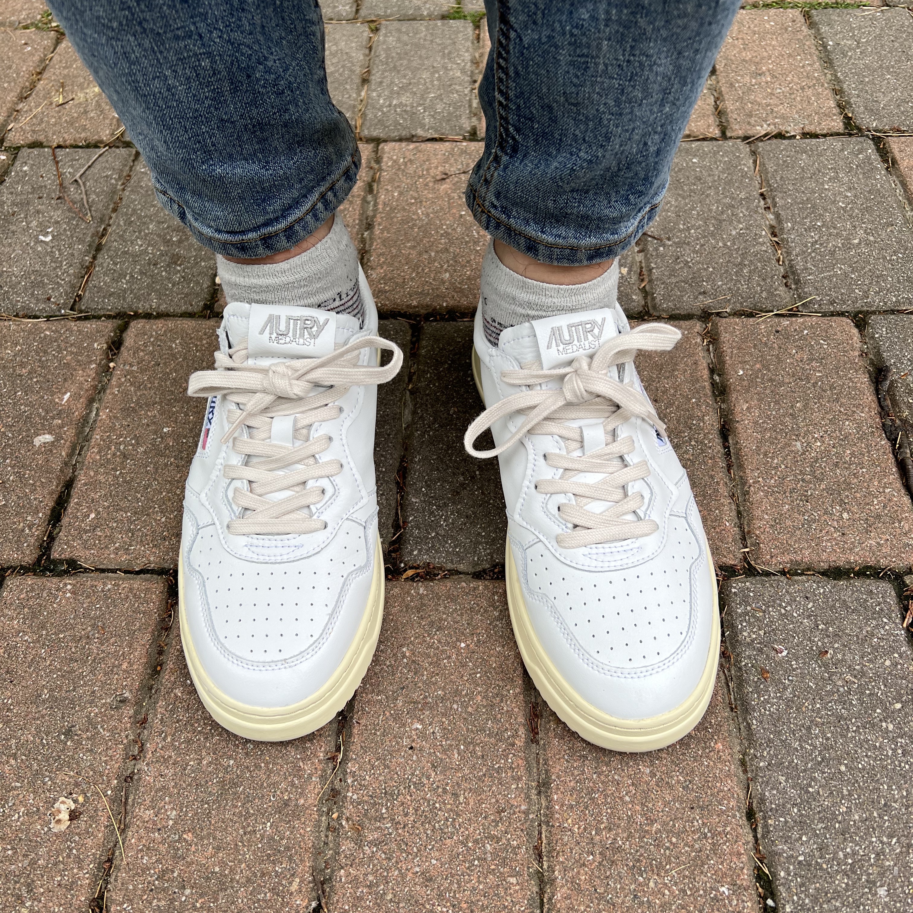 Autry Medalist Low Leather Sneakers White 착용 스타일 - 1