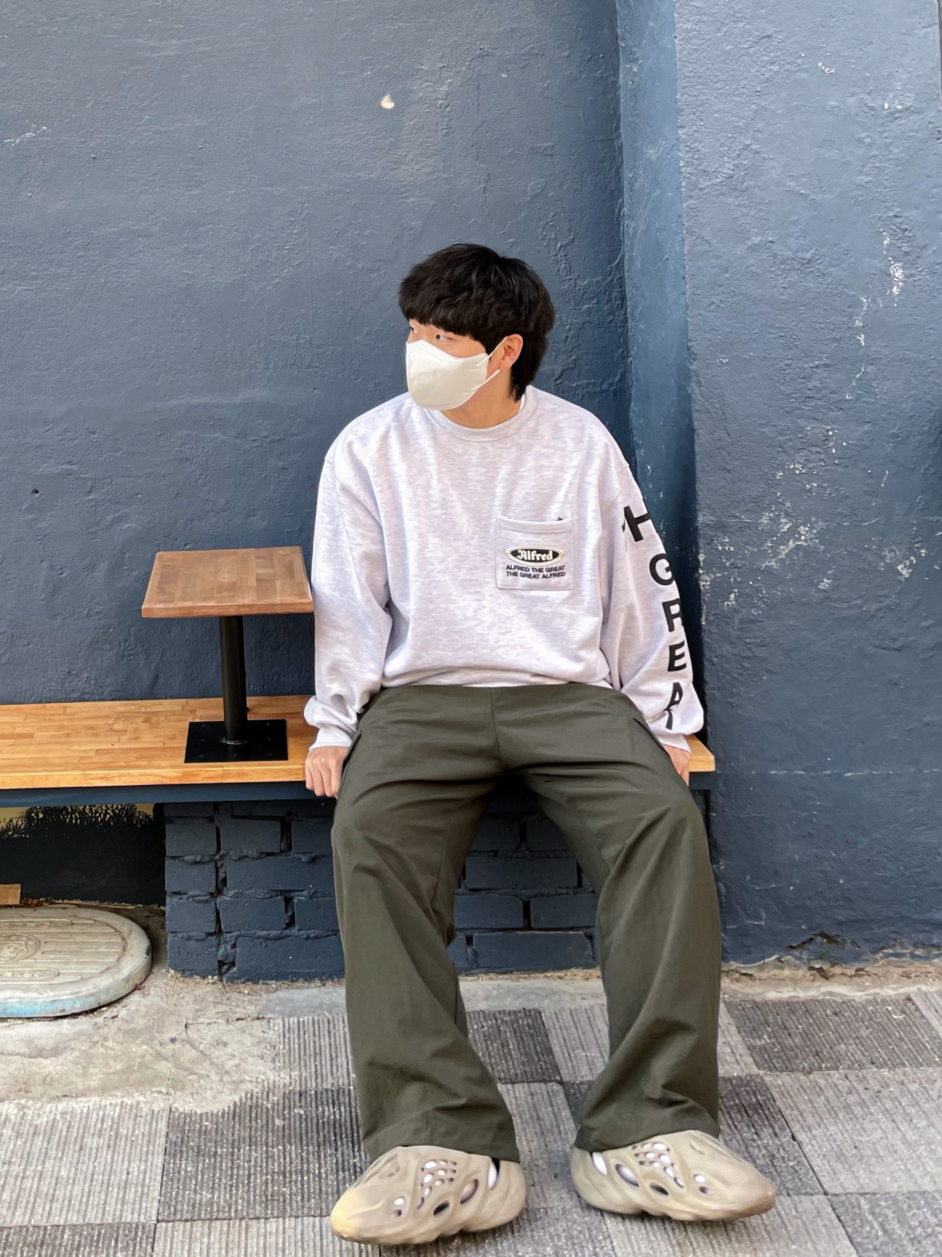 Adidas Yeezy Foam RNNR Stone Sage 착용 스타일 - 4