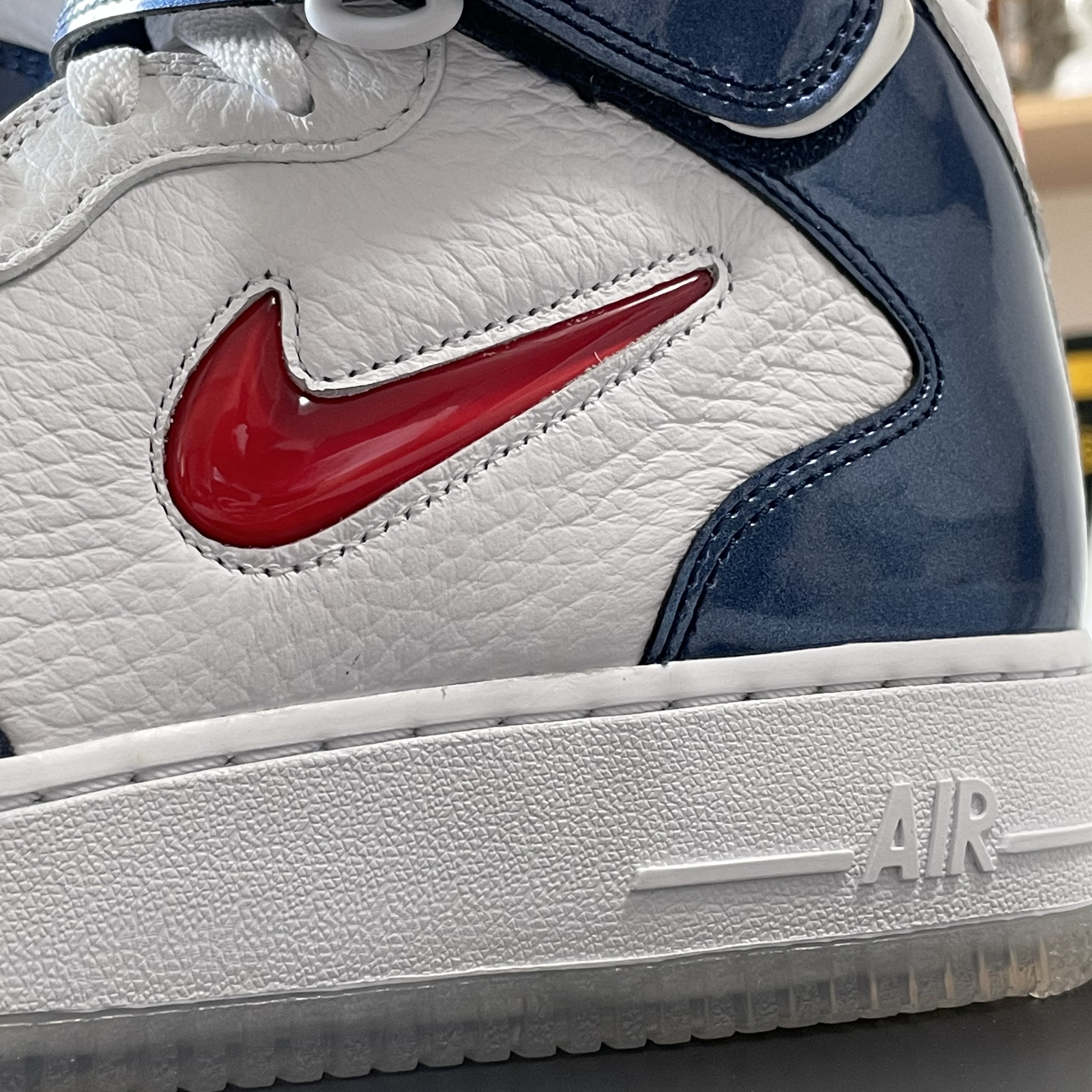 Nike Air Force 1 Mid QS University Red and Midnight Navy 착용 스타일 - 5